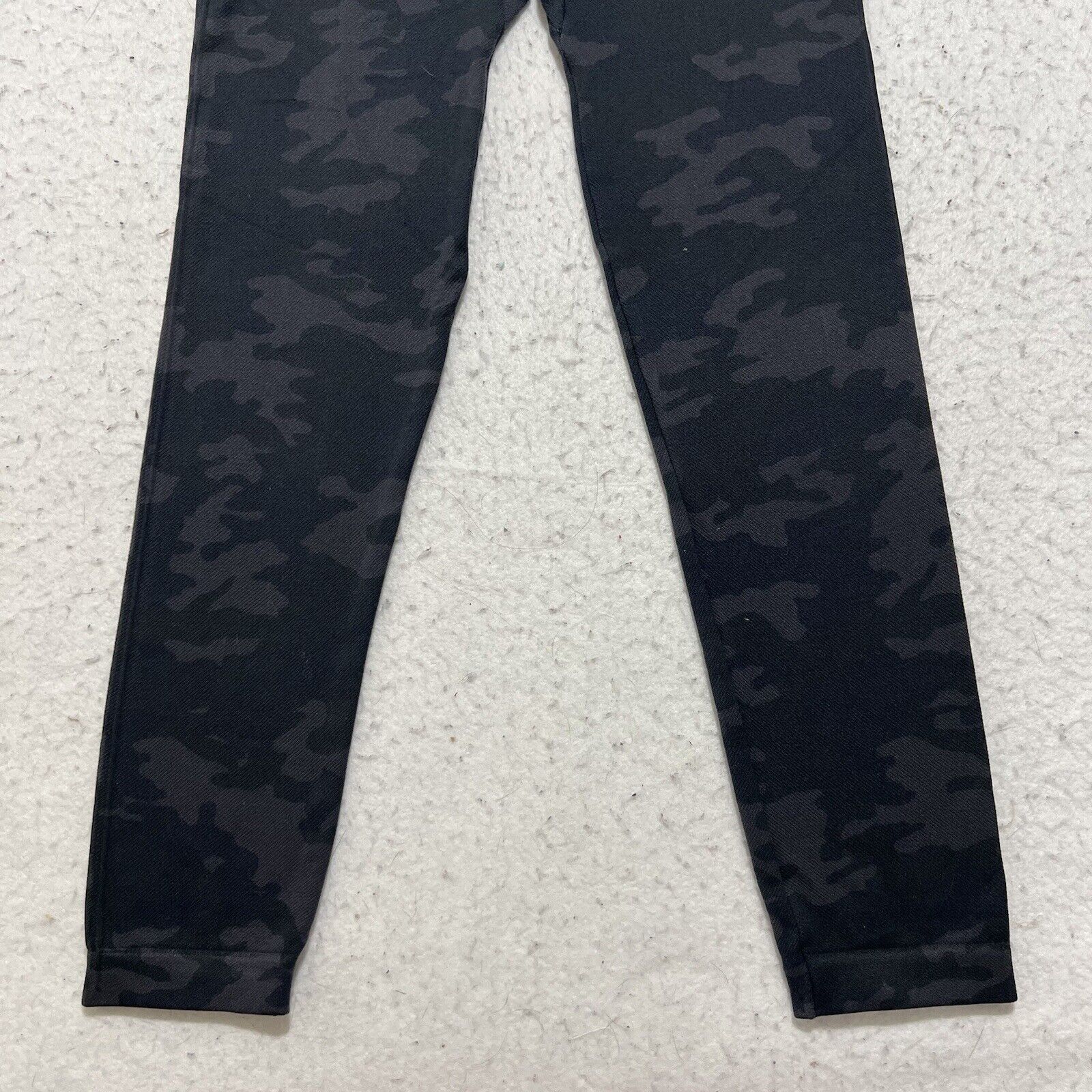 Spanx Spanx Capri Length Athletic Leggings Camouflage Pull On Camo Size 28" / US 6 / IT 42 - 3 Thumbnail