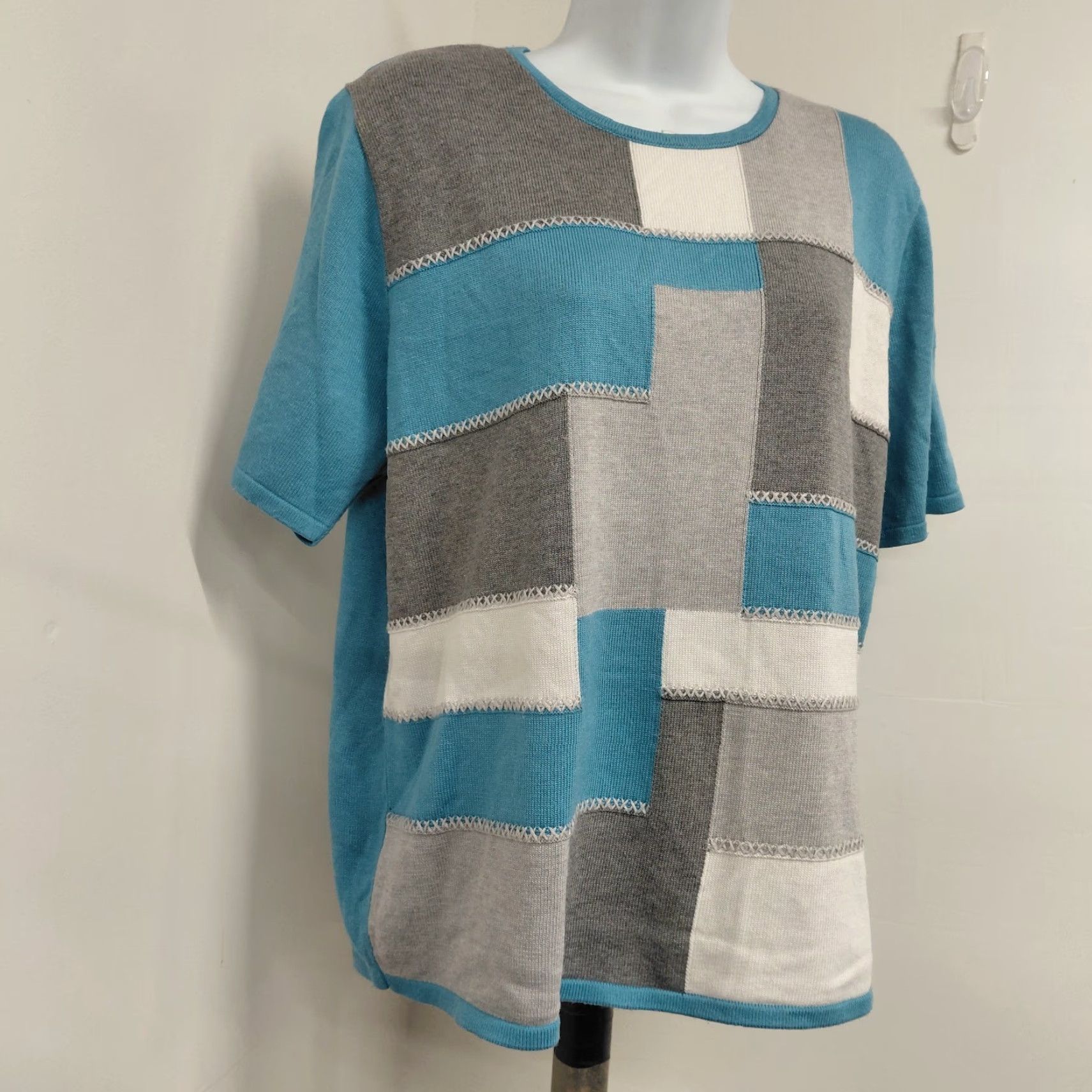 Vintage VINTAGE Alfred Dunner Blouse Women's L Blue White & Gray Blocked Short Sleeve Geometric Knit Crewneck Pullover Regular Sleeves Womens Size L / US 10 / IT 46 - 3 Thumbnail