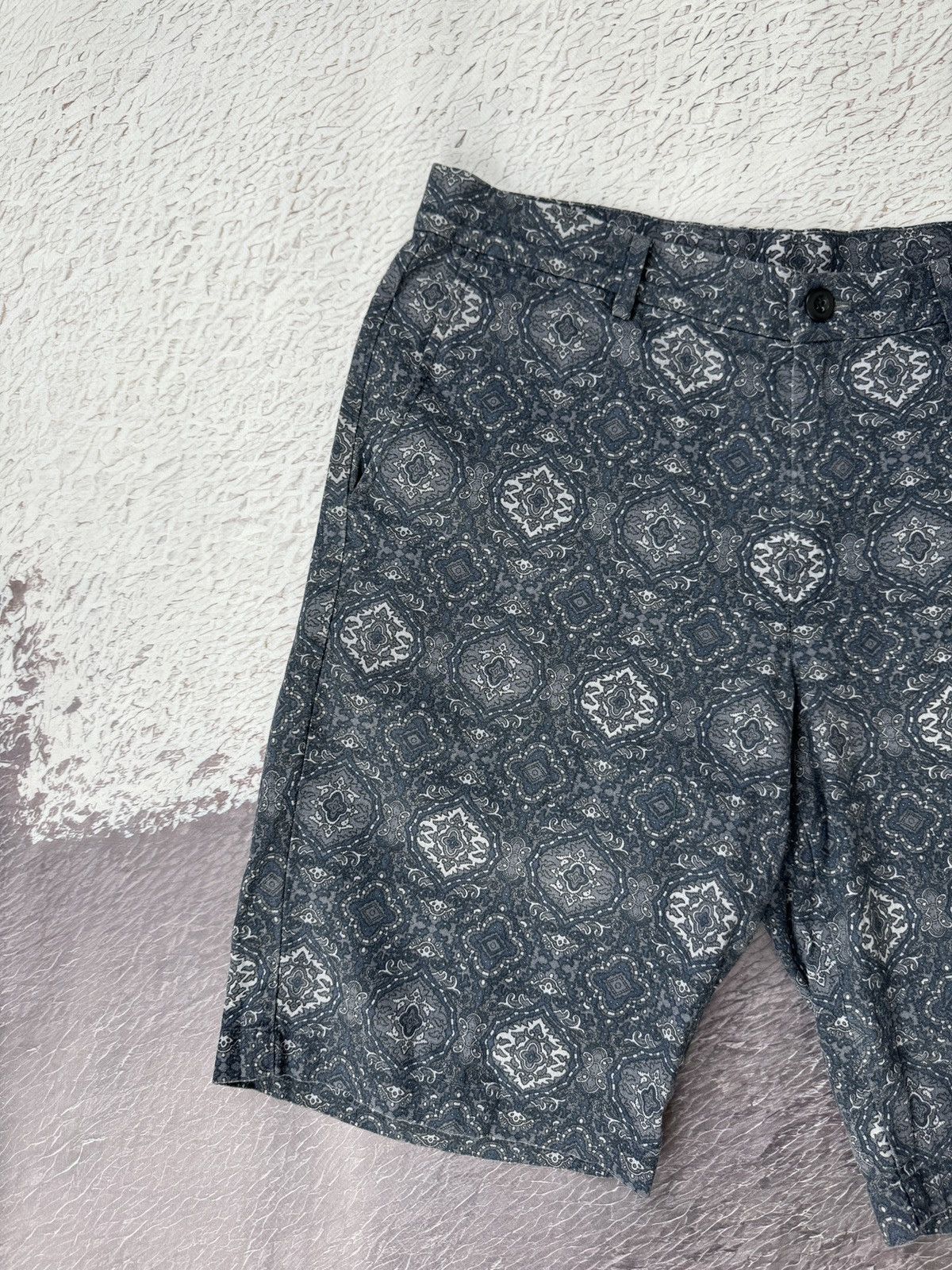 Uniqlo Uniqlo grey geometric abstract paisley pattern linen shorts Size US 32 / EU 48 - 4 Thumbnail