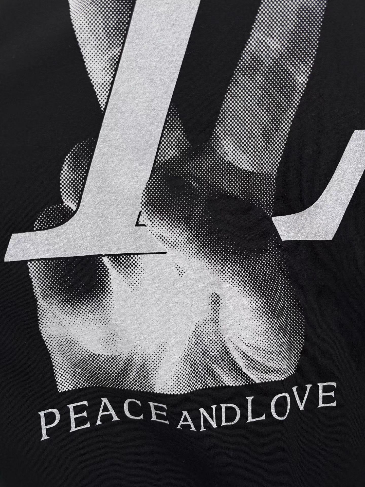 Louis Vuitton LV Black Victory Gesture Short Sleeve K1 Size US XL / EU 56 / 4 - 3 Thumbnail