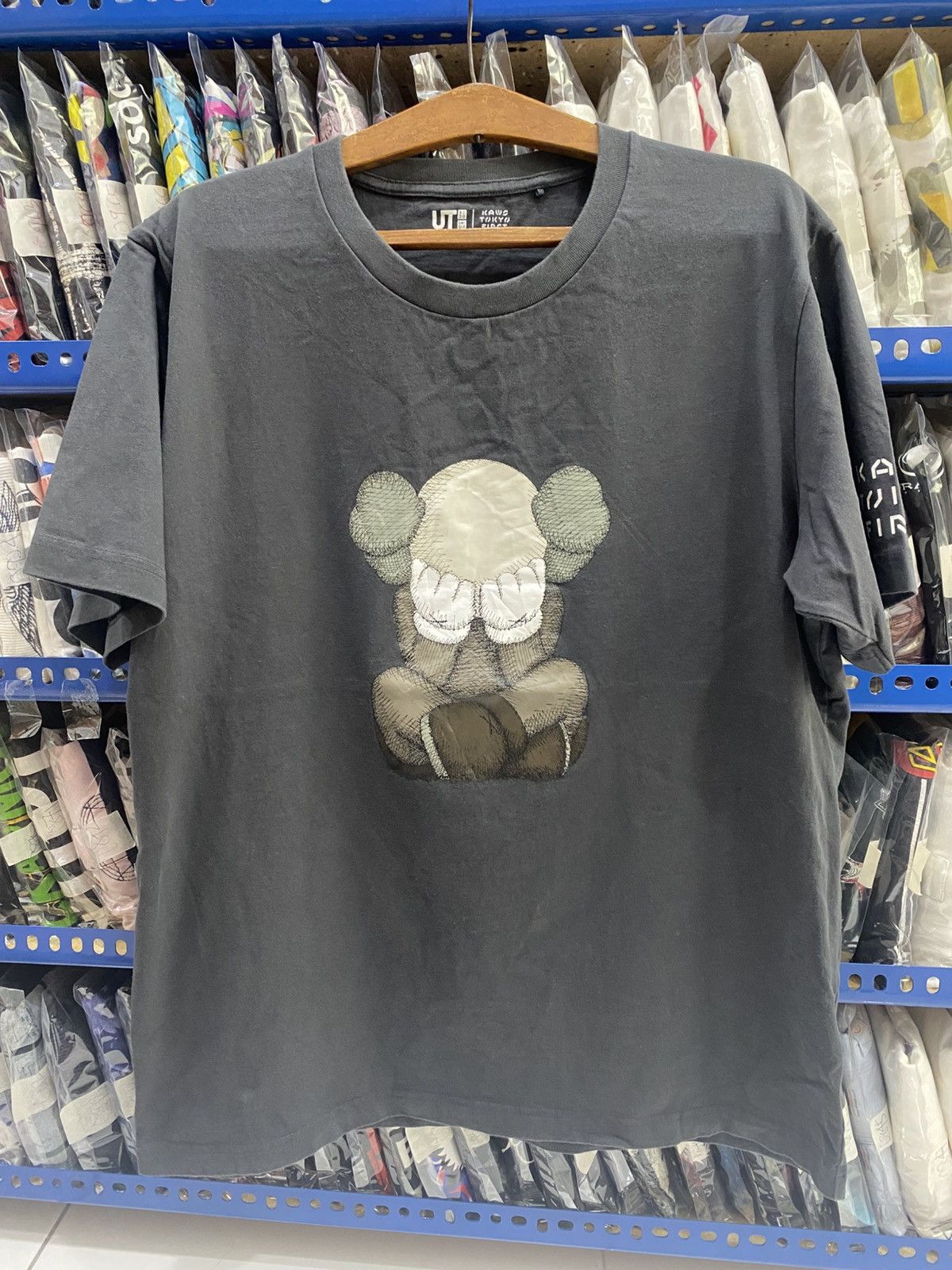 Kaws UNIQLO X KAWS TSHIRT Size US L / EU 52-54 / 3 - 1 Thumbnail