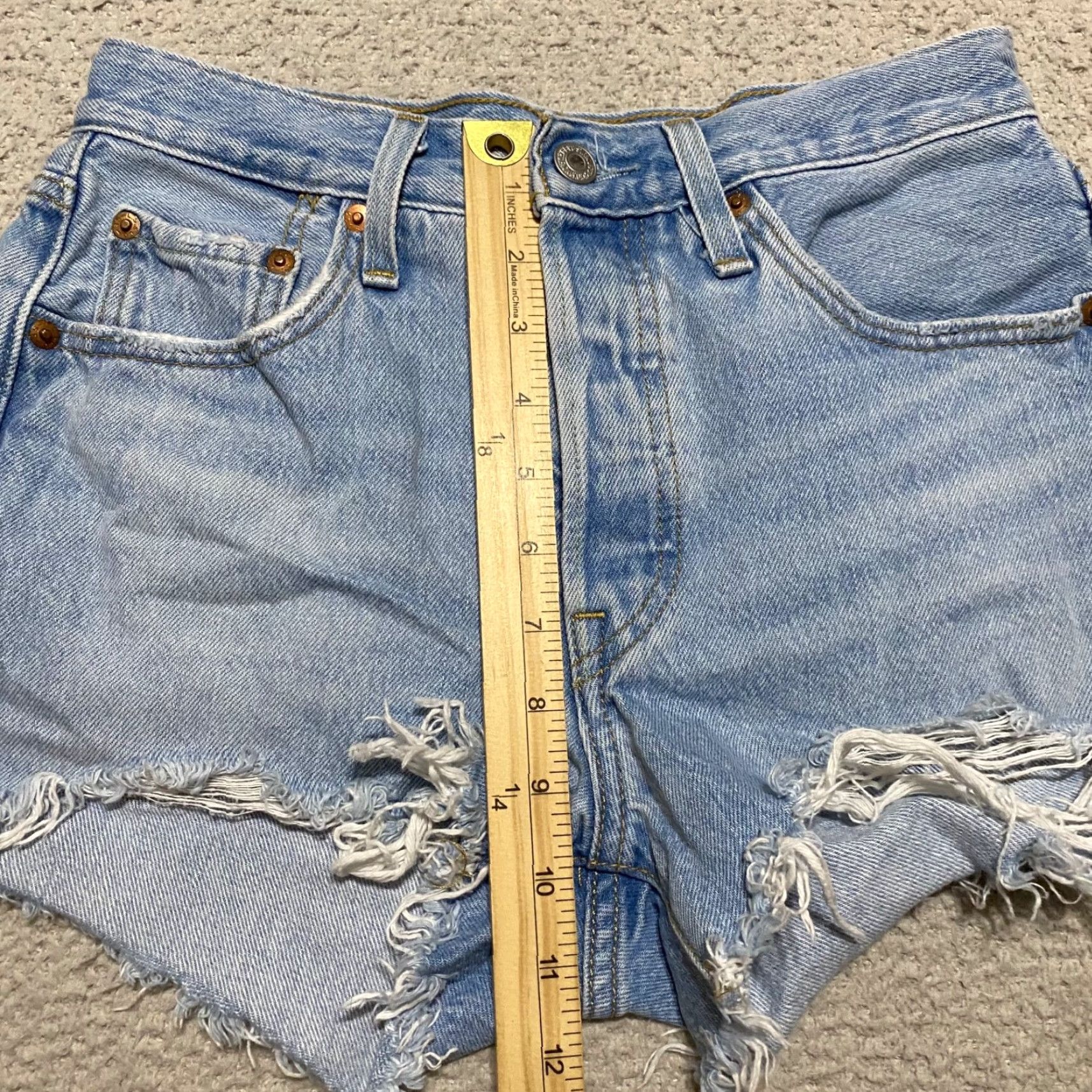 Levi's Levi's 501 Jeans Shorts Blue Denim Medium Wash Cut-Off Inseam 2" Womens Size 28 Shorts Structured Pockets 5-Pocket Design Modern Classic Mens? Wait Size 28" / US 6 / IT 42 - 6 Thumbnail