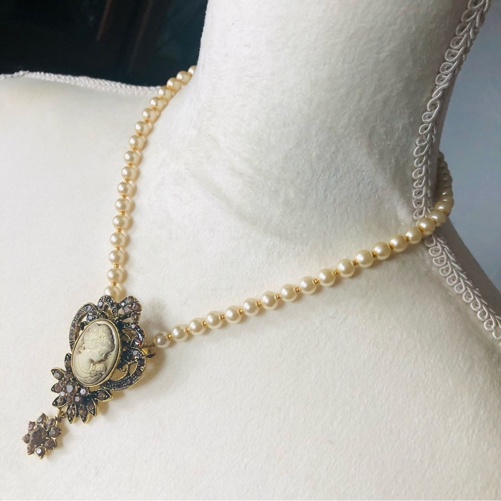 Handmade Handcrafted repurpose victorian lady cameo Pearl necklace Size ONE SIZE - 5 Thumbnail