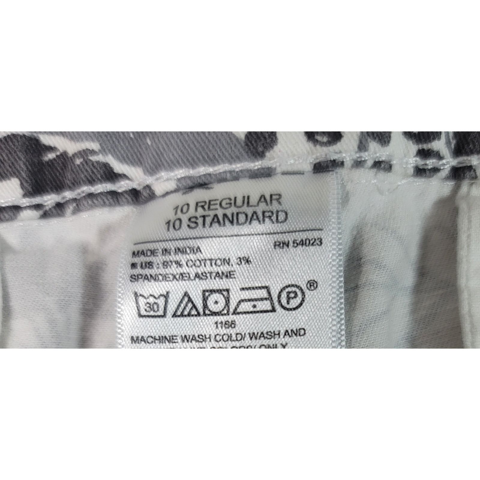 Old Navy Old Navy White Gray Leaf Print Chino Shorts 10 Flat Front Size 32" / US 10 / IT 46 - 4 Thumbnail