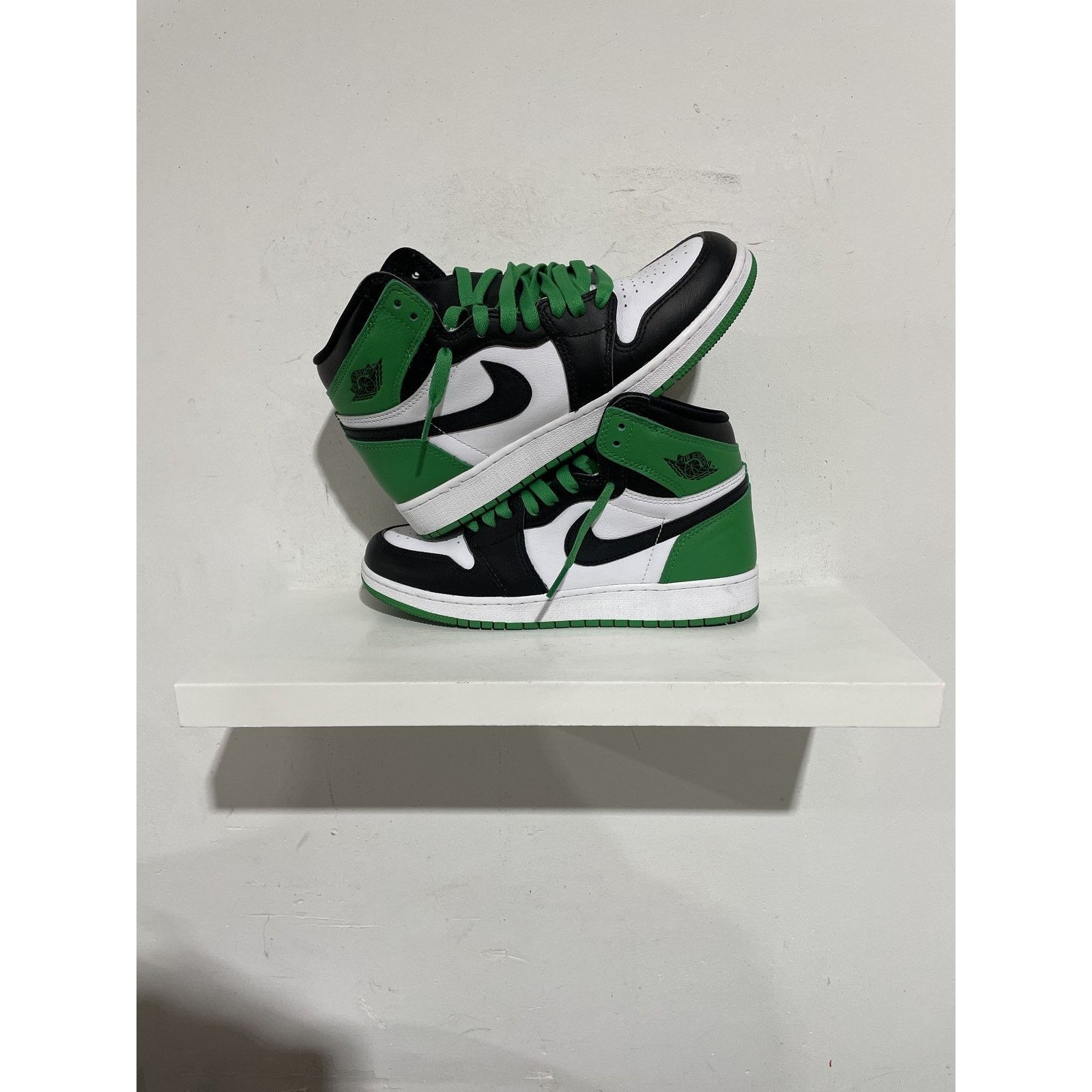 Jordan Brand JORDAN 1 RETRO HIGH LUCKY GREEN SIZE 6Y PREOWNED Size US 6 / EU 39 - 2 Thumbnail