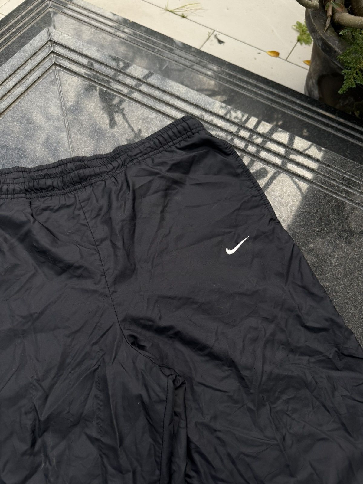 Nike 90’s NIKE RARE SWOOSH LOGO Y2K RETRO ZIP NYLON TRACK PANTS Size US 32 / EU 48 - 3 Thumbnail