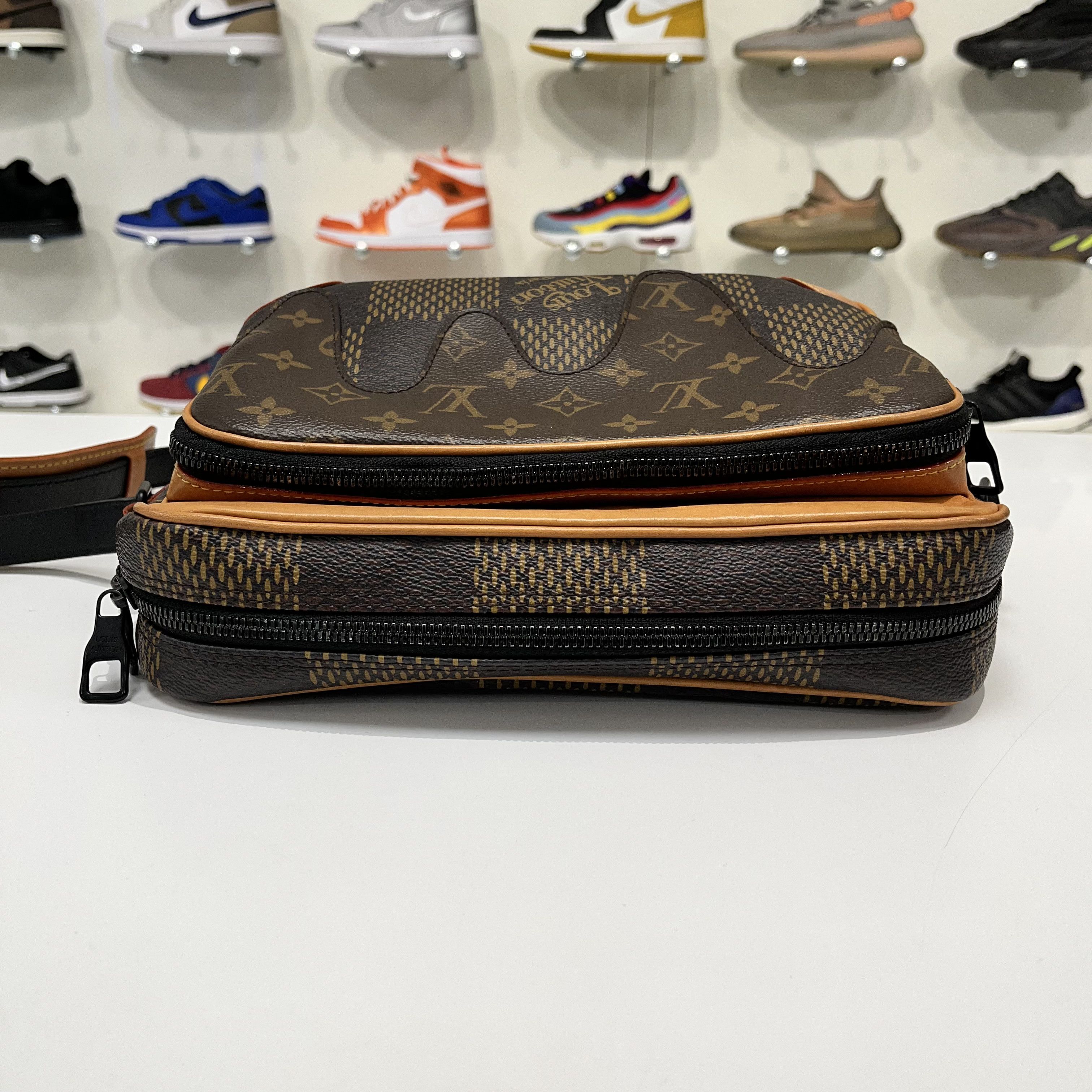 Louis Vuitton × Nigo × Virgil Abloh Louis Vuitton Virgil Abloh x Nigo Nil Messenger Giant Brown Size ONE SIZE - 5 Thumbnail