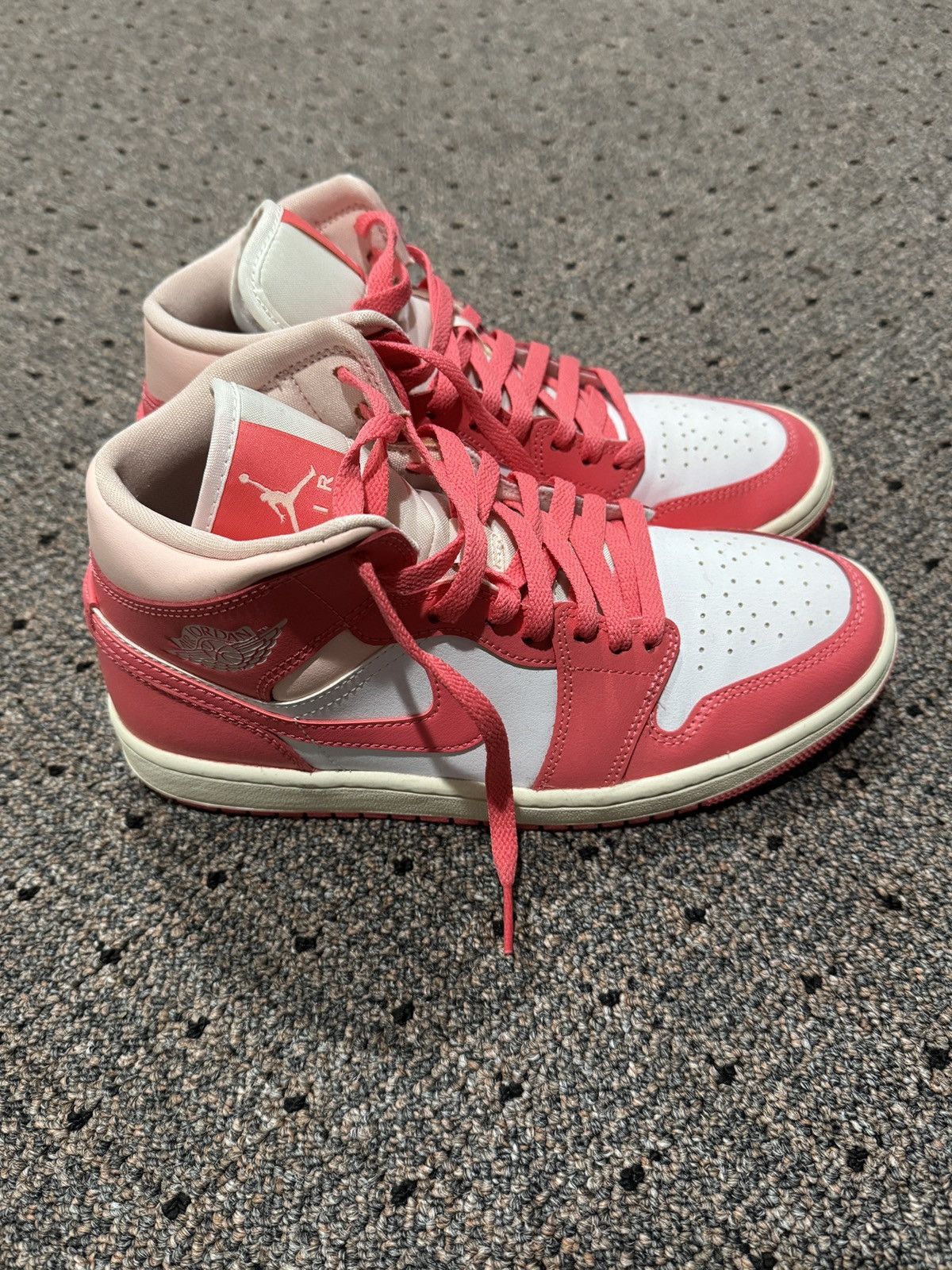 Jordan Brand Air Jordan 1 Mid "Strawberries & Cream" Size US 8.5 / IT 38.5 - 3 Thumbnail