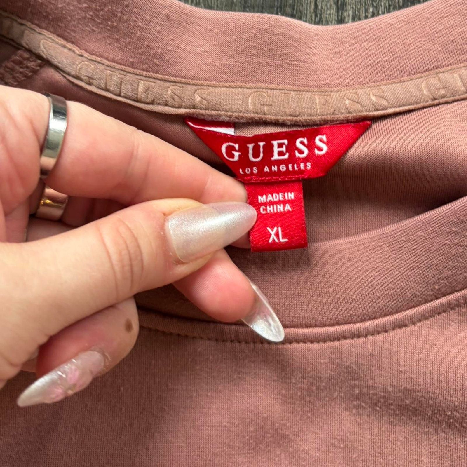 Guess Guess pink crewneck with gold lettering Size XL / US 12-14 / IT 48-50 - 2 Thumbnail