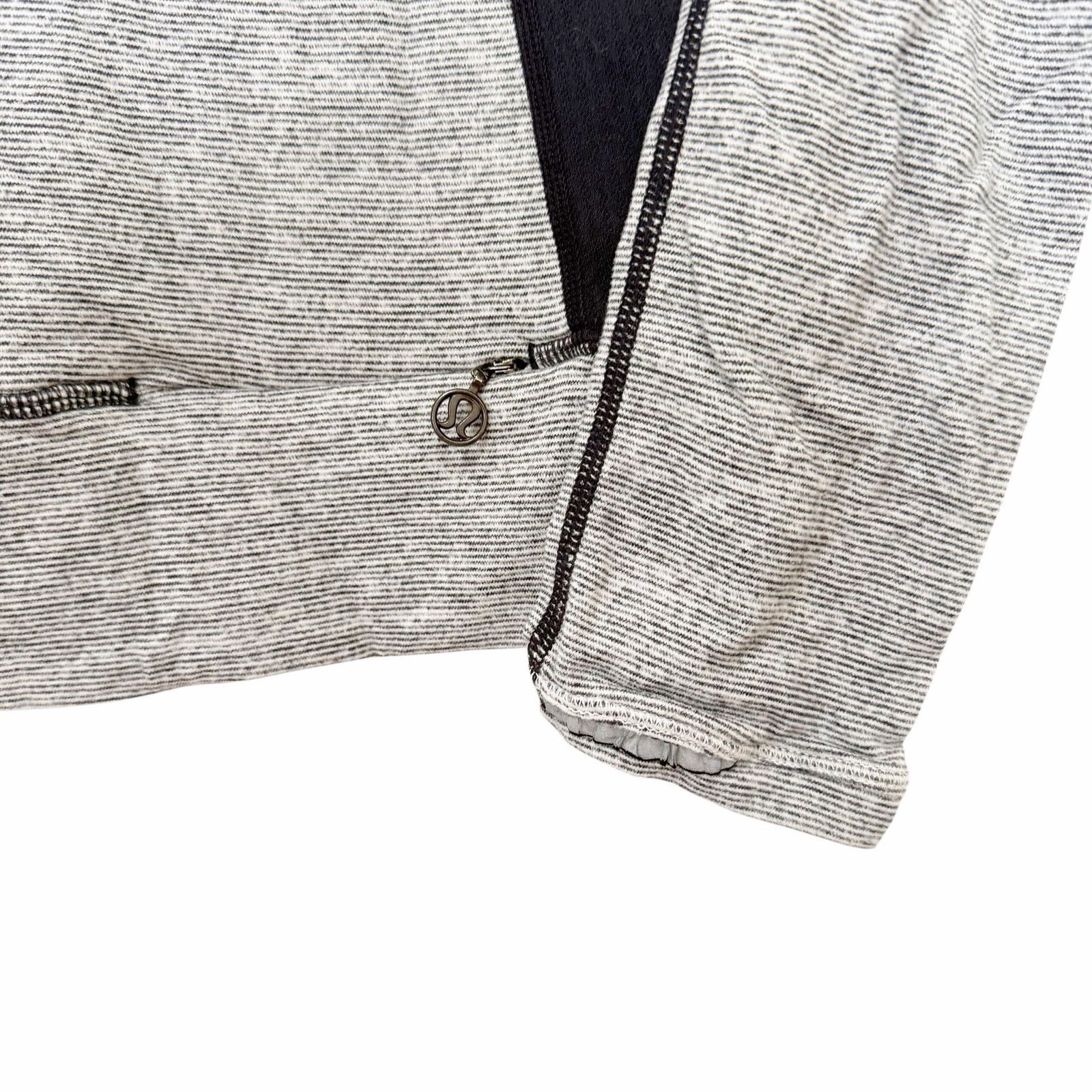 Lululemon Lululemon Full Tilt Gray Black Long Sleeve Shirt Sz 6 Size S / US 4 / IT 40 - 2 Thumbnail