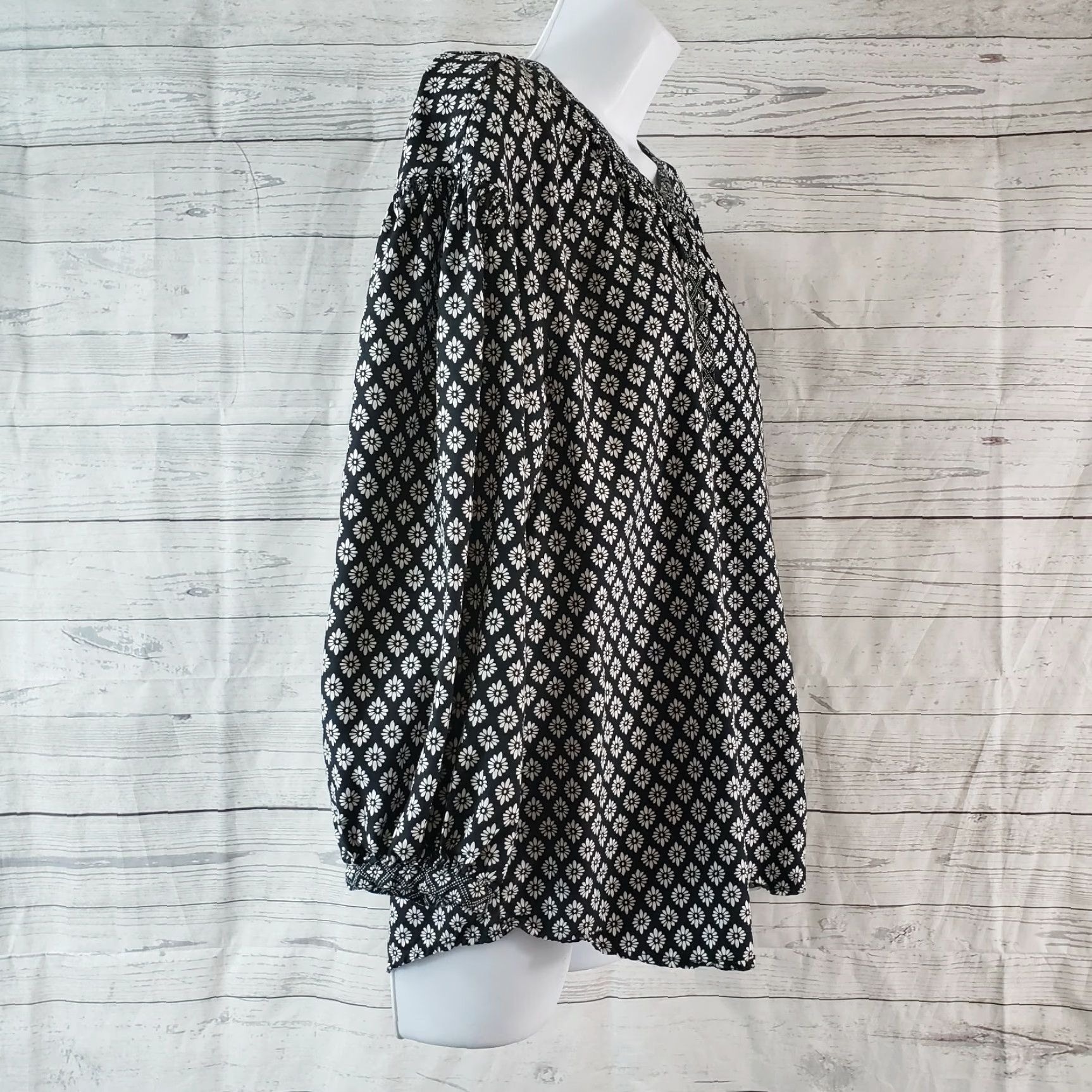Joie Joie Womens Button Front Top Sz M Black White Floral 3/4 Sleeve Rayon Shirt Blouse Womens Mens Girls Size M / US 6-8 / IT 42-44 - 3 Thumbnail