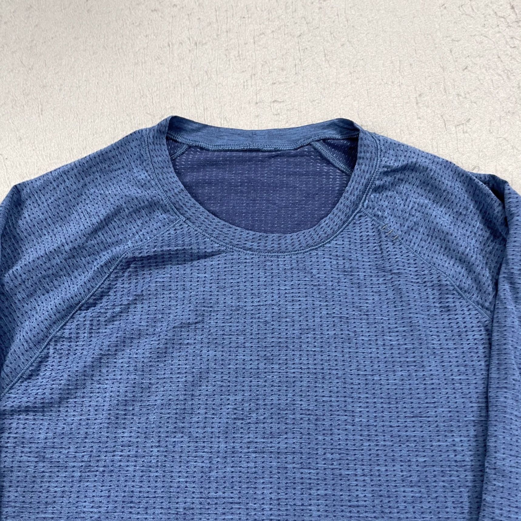 Lululemon Lululemon Shirt Mens XL Blue Long Sleeve Metal Vent Athleisure Yoga Gym Lifting Size US XL / EU 56 / 4 - 2 Thumbnail