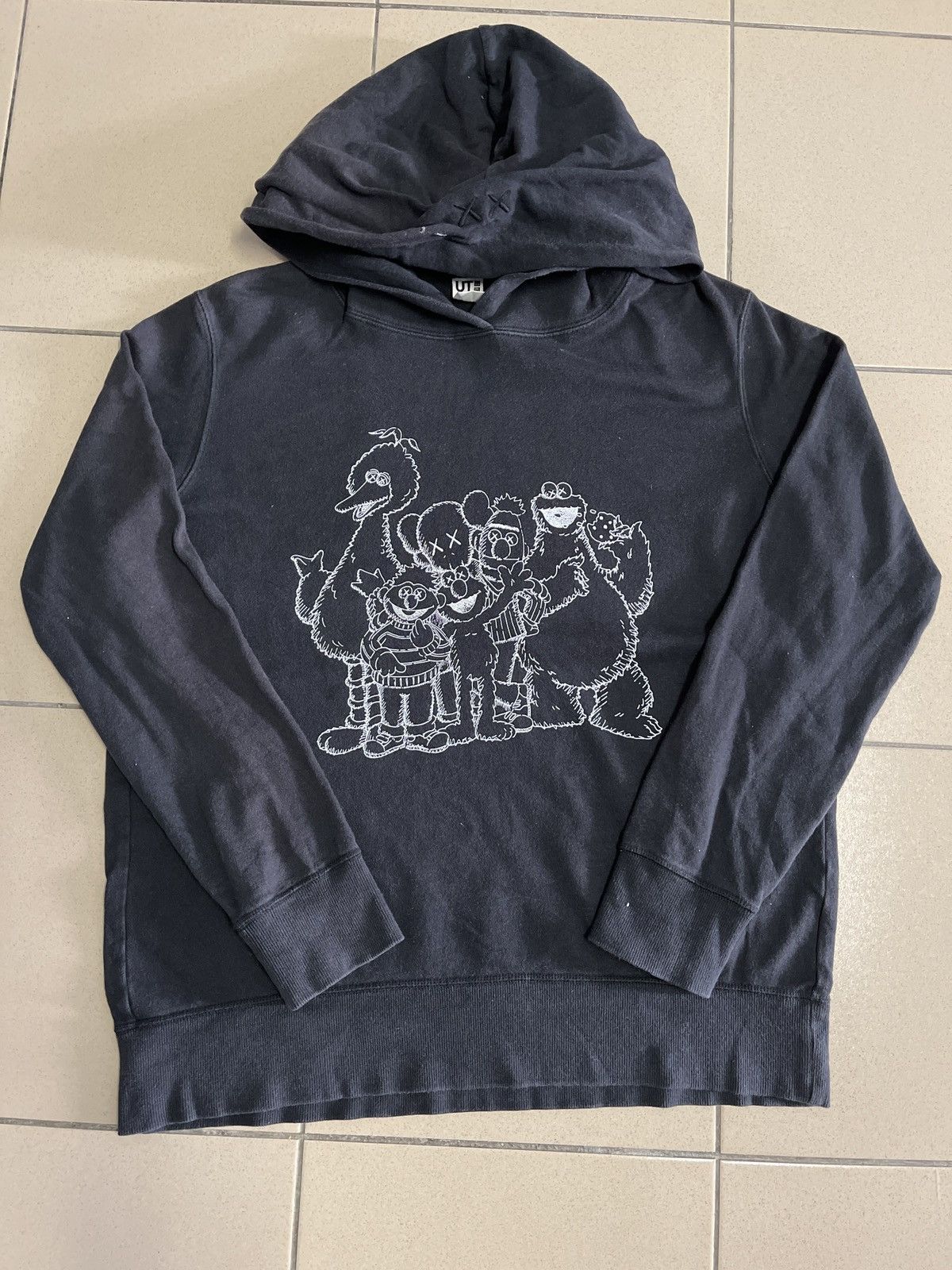 Japanese Brand VINTAGE KAWS SESAME STREET X UNIQLO TEE VERY RARE Size US XL / EU 56 / 4 - 1 Thumbnail
