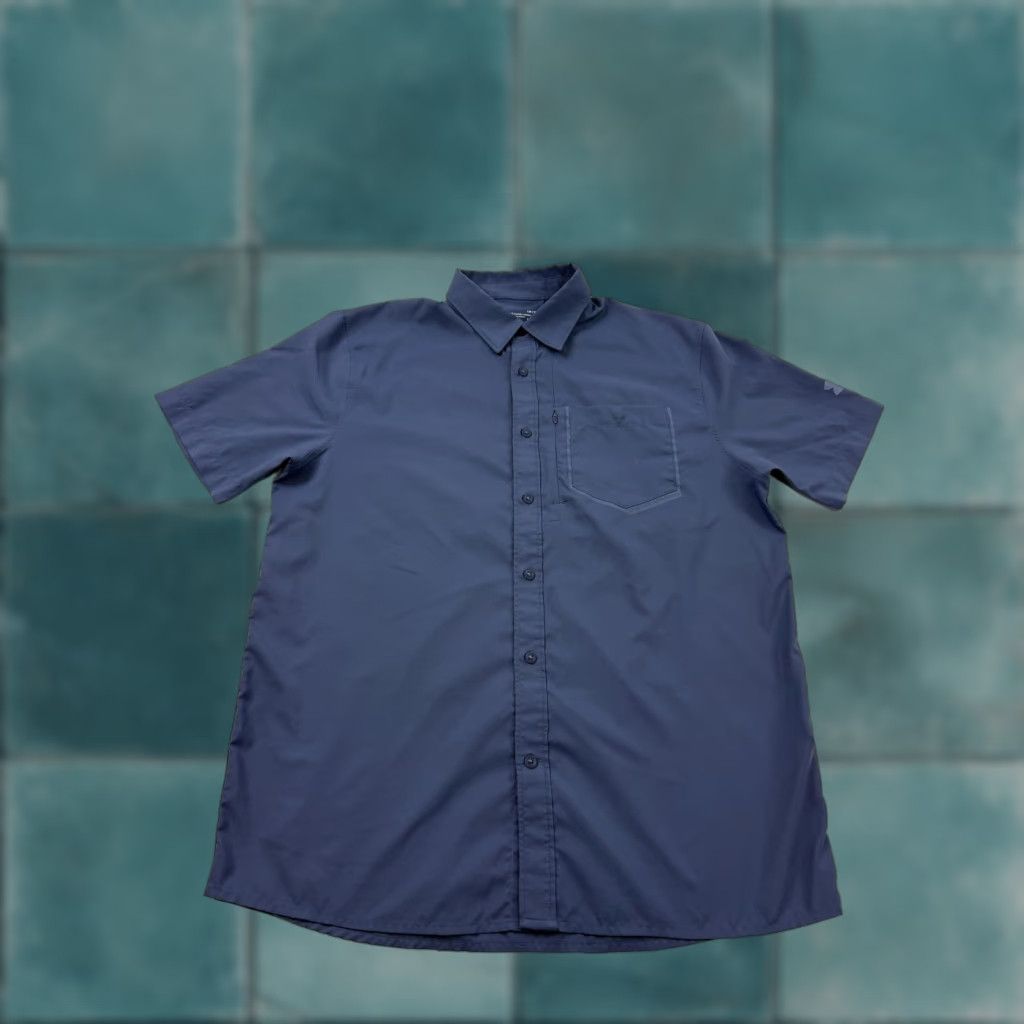 Under Armour Under Armour Shirt Mens Large Blue Solid Short Sleeve Button Front HeatGear Size US L / EU 52-54 / 3 - 1 Thumbnail