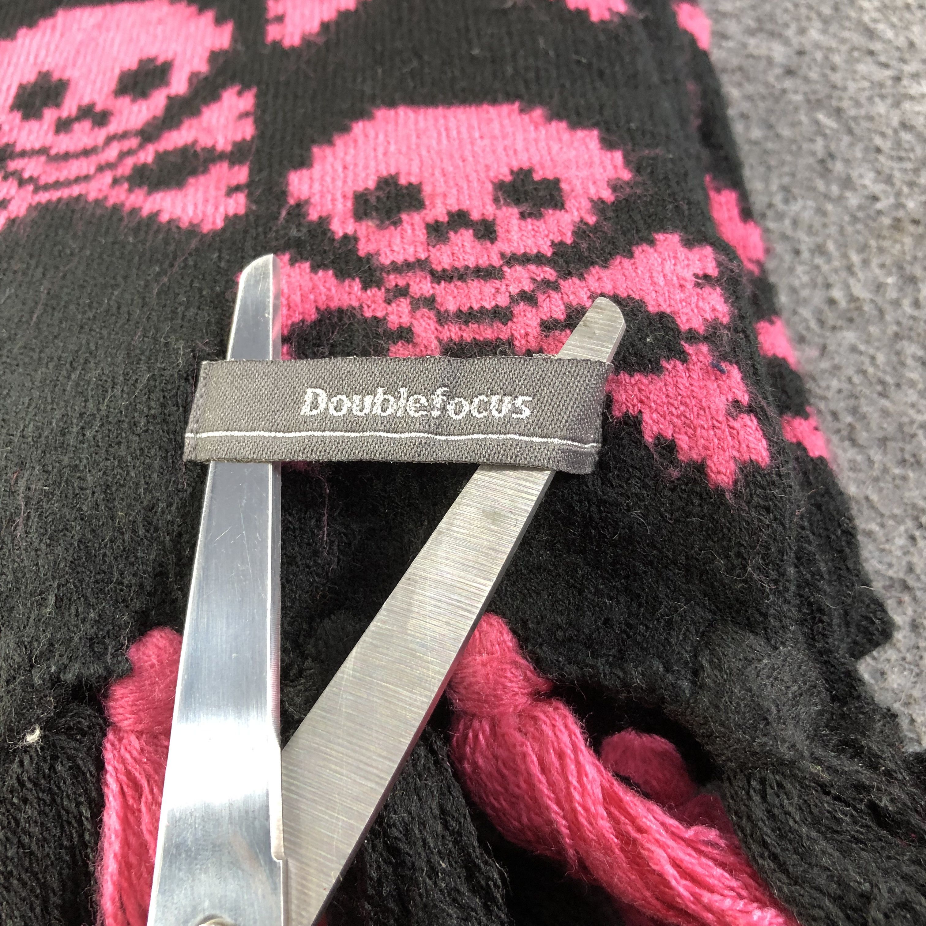 Seditionaries Double Focus Pink Skulls Scarf Muffler V1248 Size ONE SIZE - 4 Thumbnail