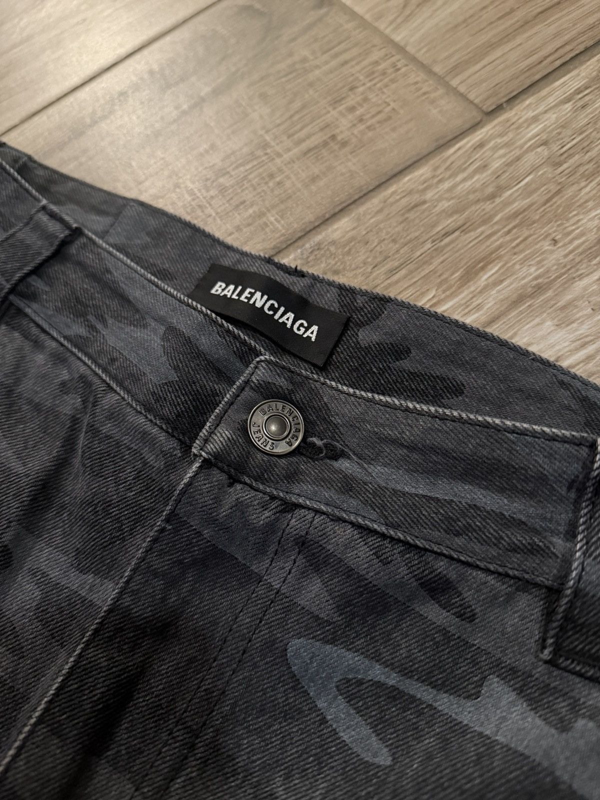 Balenciaga Balenciaga camo bermuda shorts Size US 34 / EU 50 - 2 Thumbnail