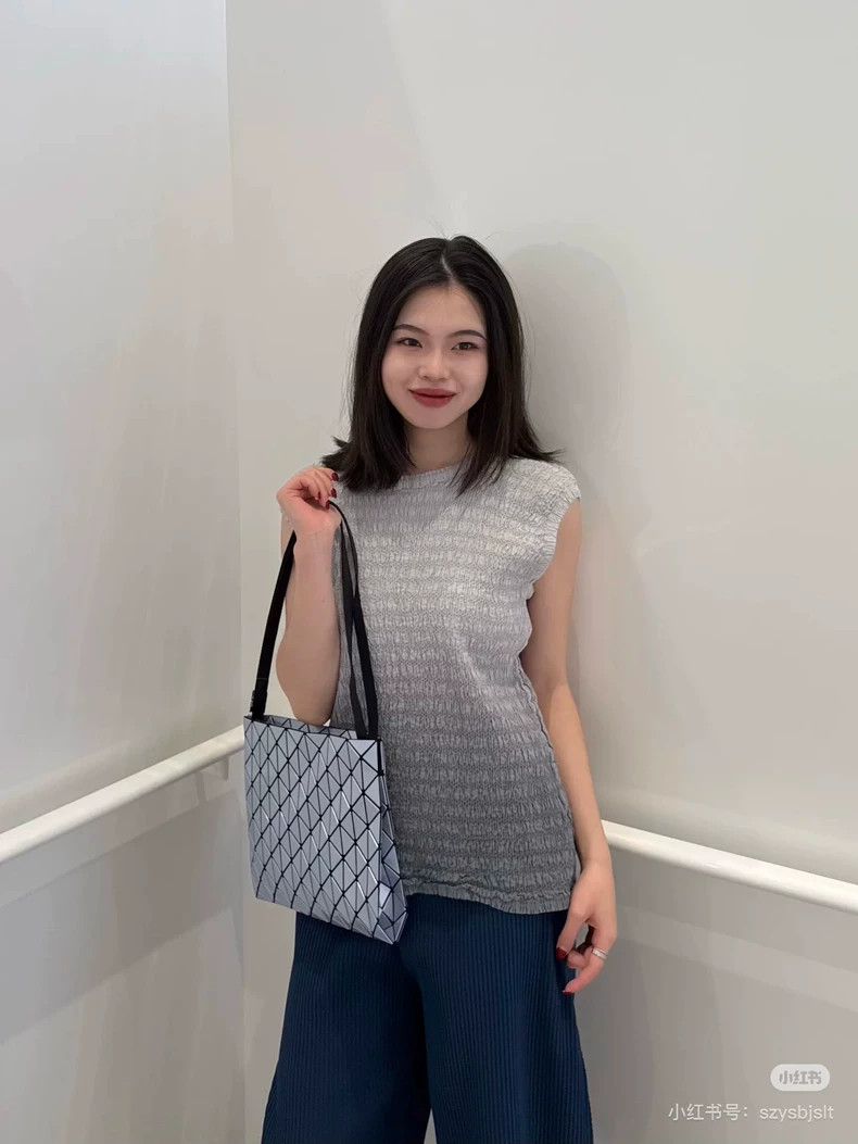 Issey Miyake Issey Miyake size:one size A grey gradient round-neck vest Size S / US 4 / IT 40 - 3 Thumbnail