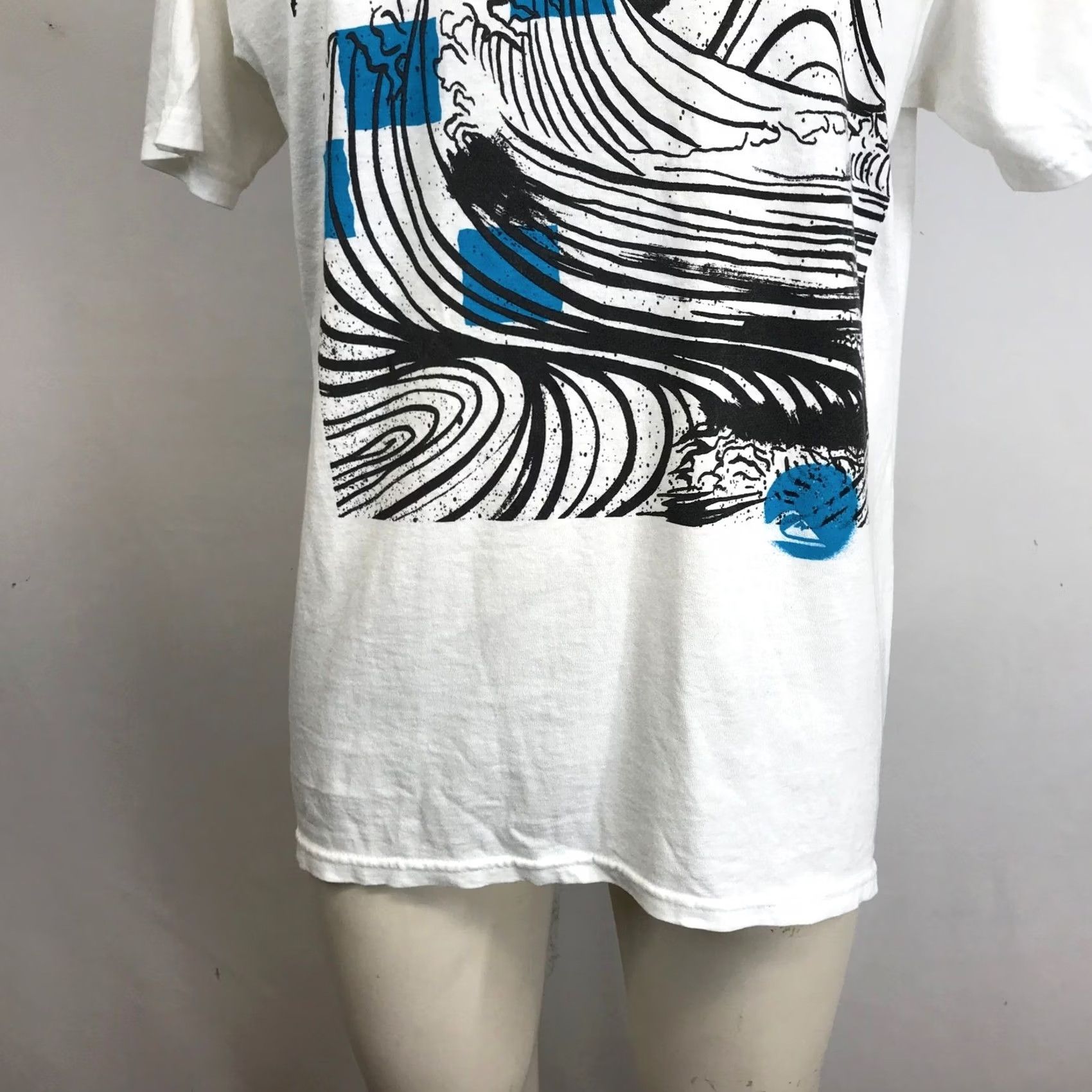 Quiksilver VINTAGE Quiksilver Shirt Unisex Adults White Graphic Print Short Sleeve Cotton Tee Mens L/G Crew Neck Navy Wave Design Size US L / EU 52-54 / 3 - 3 Thumbnail