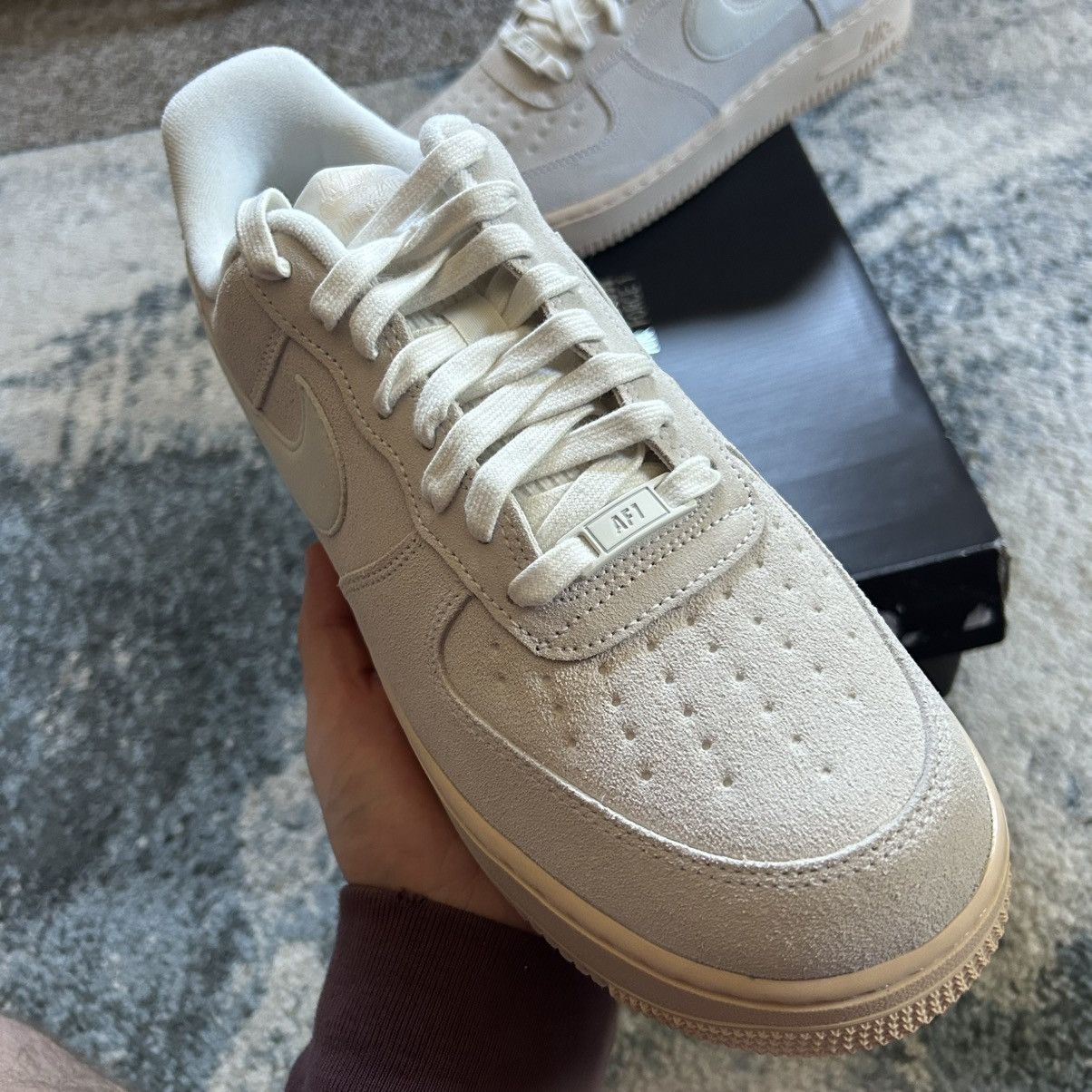 Nike WiNTER 2021 AiR FORCE 1 PREMiUM SUMMiT WHiTE PEARL SUEDE AF1 Size US 9.5 / EU 42-43 - 5 Thumbnail