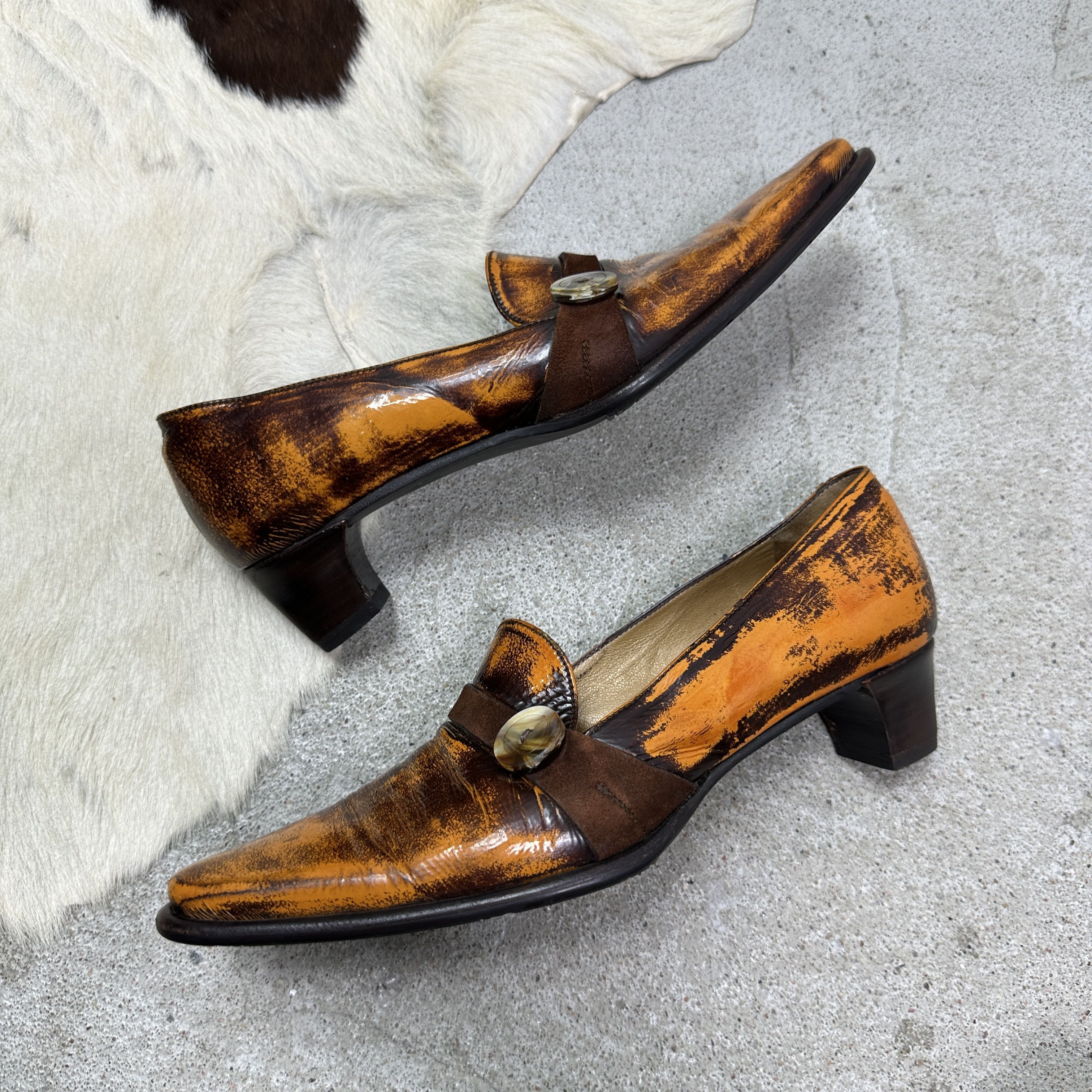 Vintage Vintage Avant Garde Leather Old Money Kitten Heels Y2K Size US 6 / IT 36 - 8 Thumbnail