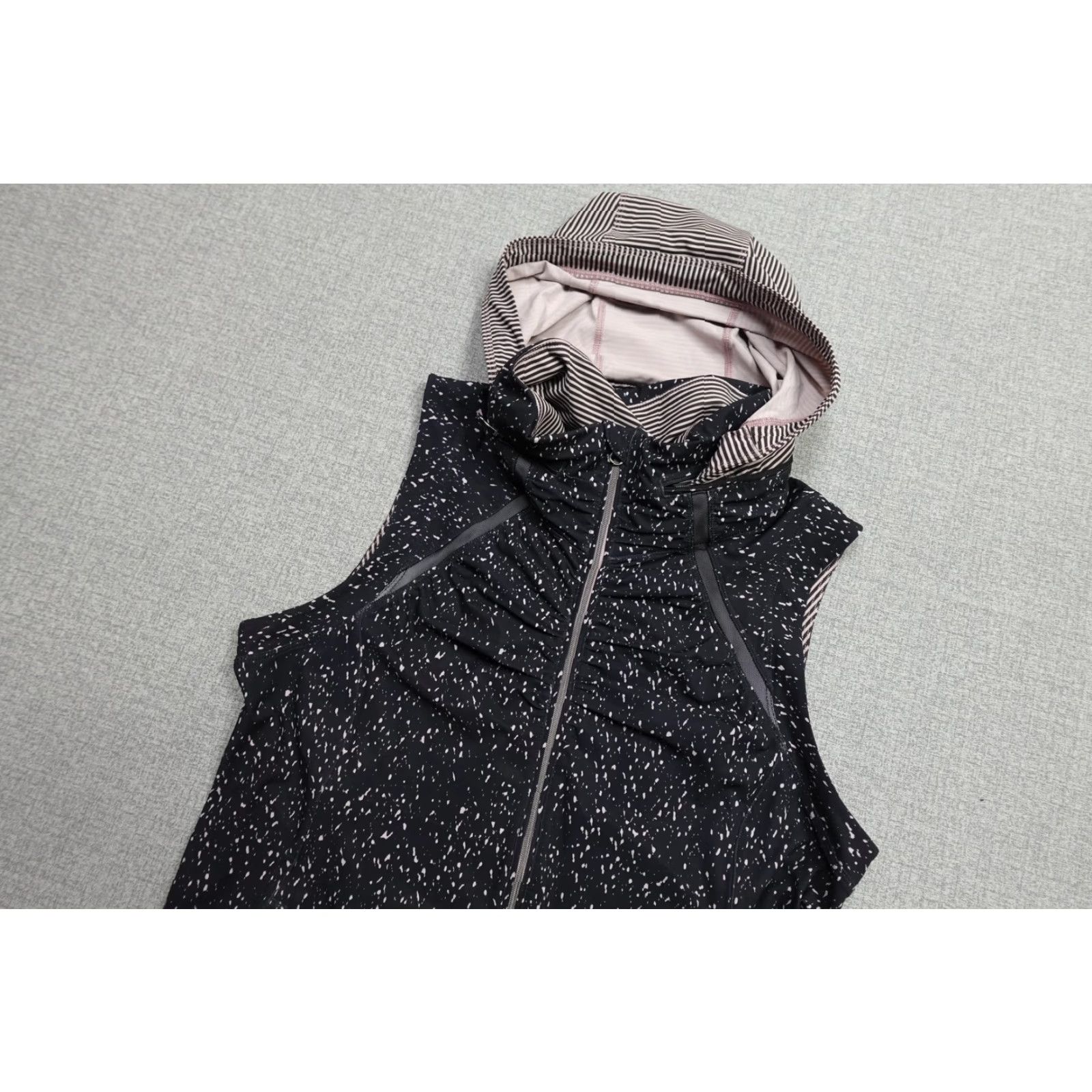Lululemon Lululemon Windbreaker Vest Womens 8 Black Flecked Hooded Sleeveless Jacket Hood Size M / US 6-8 / IT 42-44 - 2 Thumbnail
