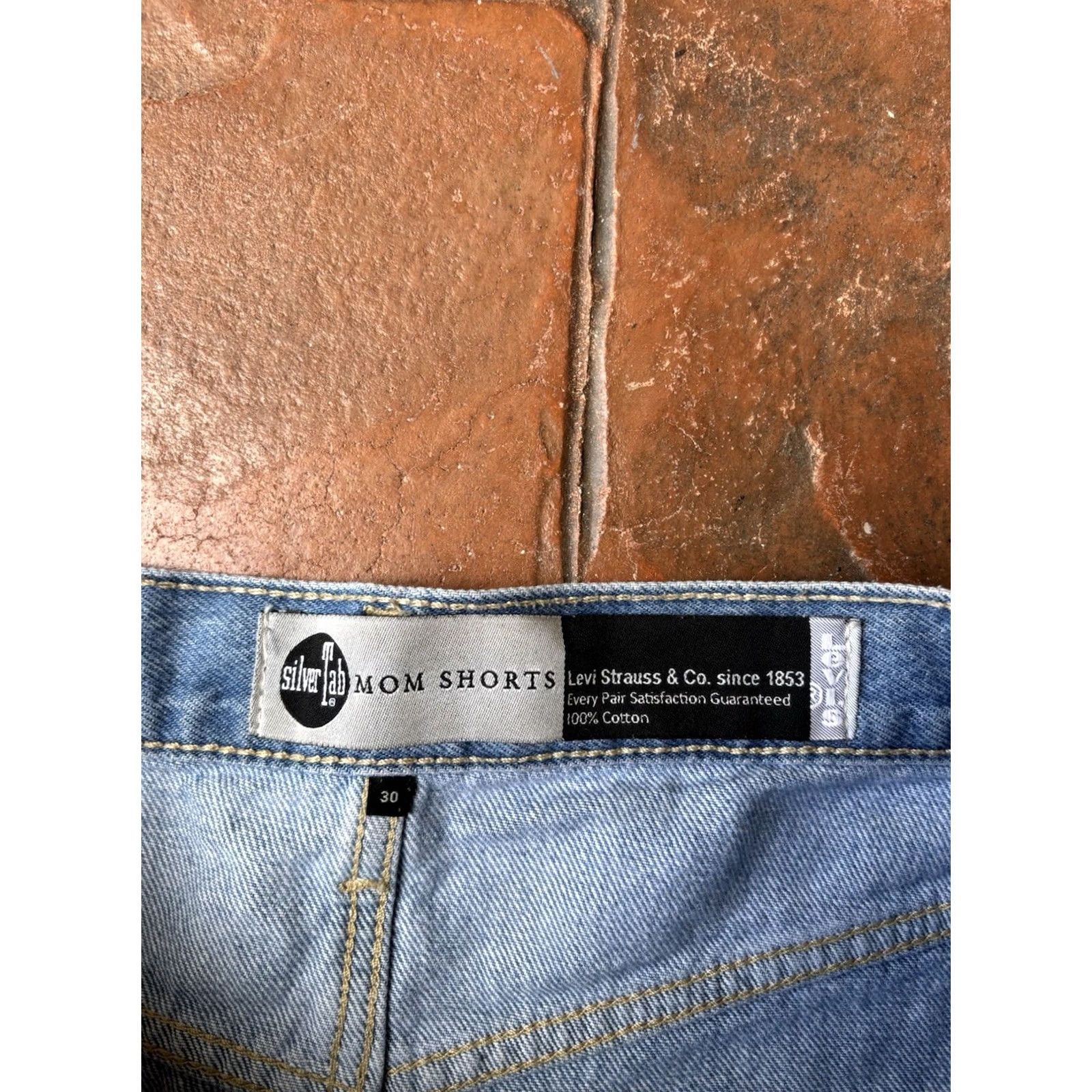 Levi's Levi's Silver Tab Mom Jean Shorts Women's 30 Light Wash Blue Distressed Size 30" / US 8 / IT 44 - 2 Thumbnail