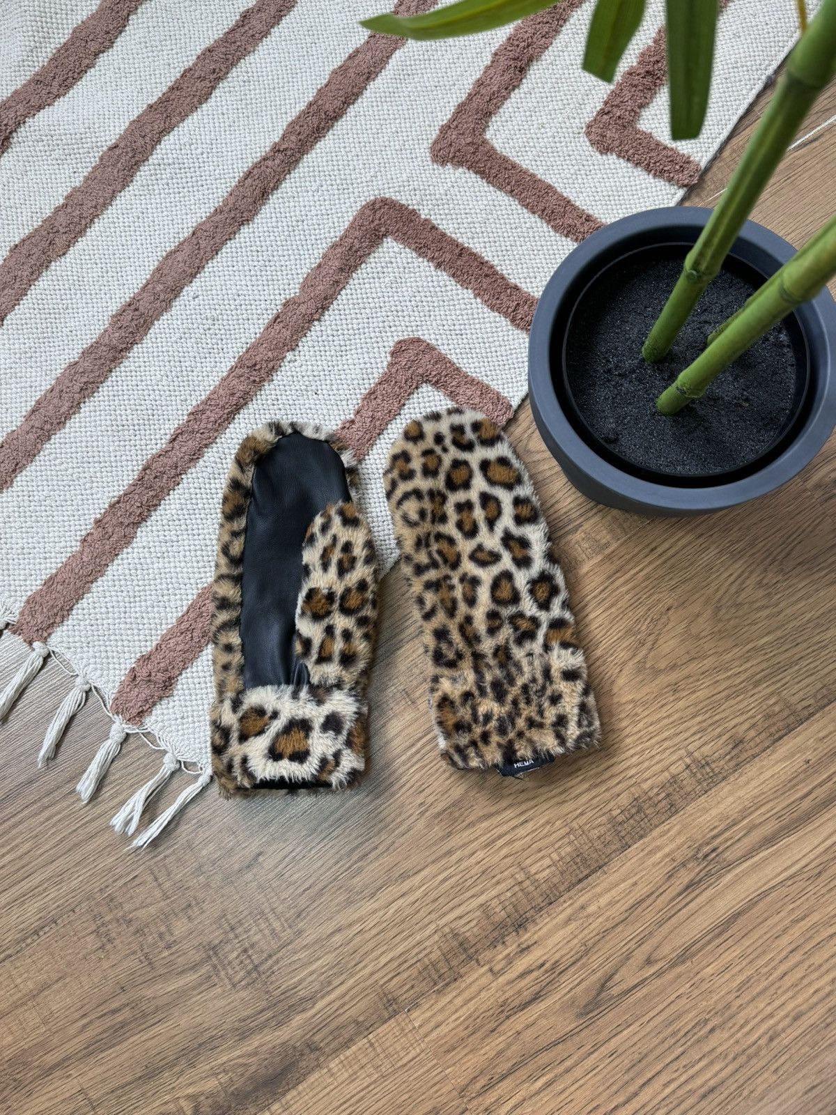 Other VINTAGE FUR SOFT FLUFFY MOHAIR LEOPARD GLOVES Size ONE SIZE - 1 Thumbnail