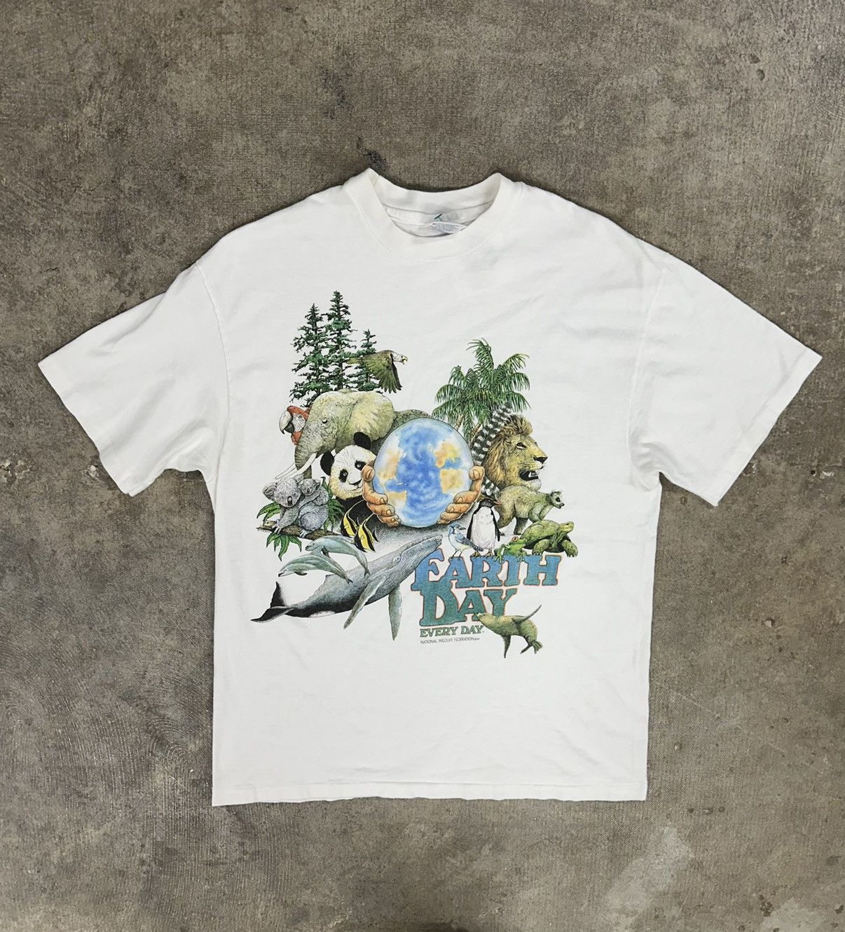 Vintage Vintage 90s Earth Day Animal Panda Lion Graphic T-Shirt Size US L / EU 52-54 / 3 - 1 Thumbnail