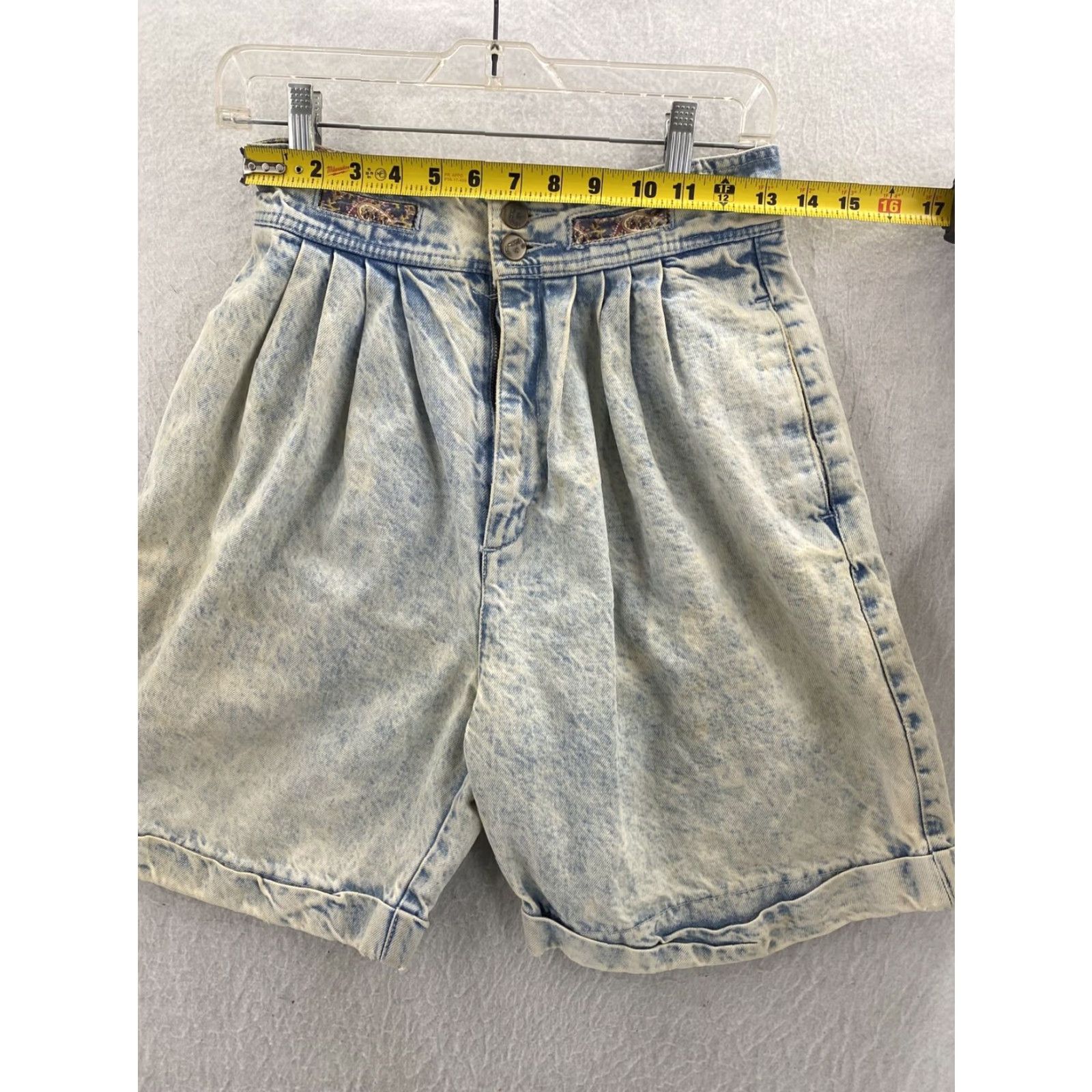 Vintage Womens High Rise Shorts Acid Wash Pleated Cuffed Vintage 90s Style Size 32" / US 10 / IT 46 - 2 Thumbnail