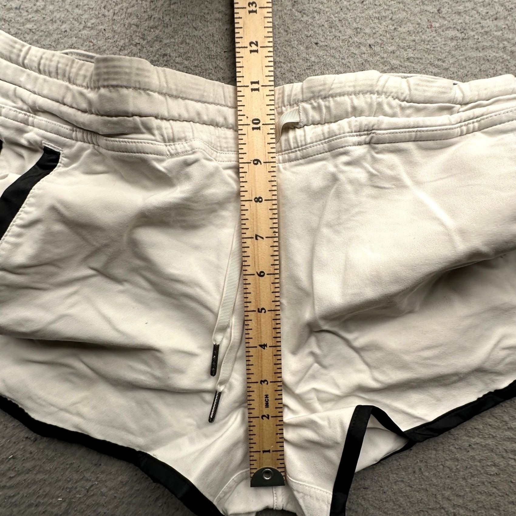 Lululemon Lululemon Varsity Shorts White Black Womens XL L Pocket Drawstring High Rise Size 36" / US 14 / IT 50 - 4 Thumbnail