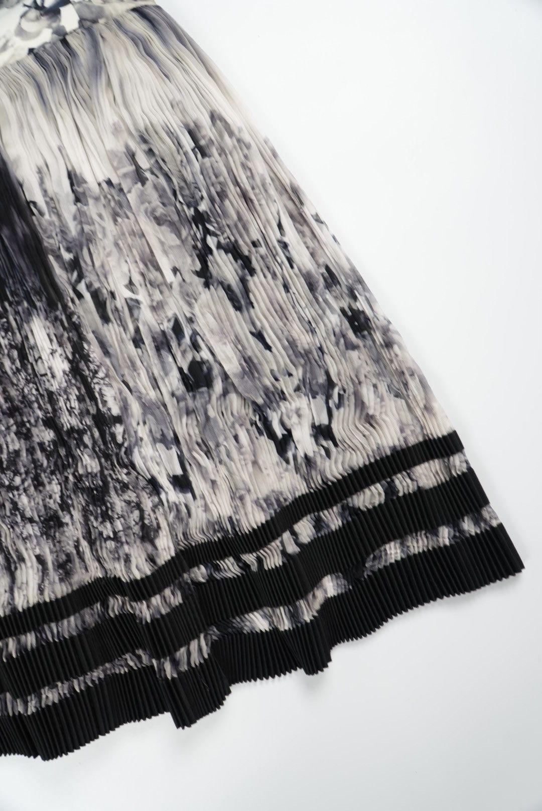 Jean Paul Gaultier Jean Paul Gaultier Maille Femme Balck & White Pleated Skirt Size 26" / US 2 / IT 38 - 5 Thumbnail