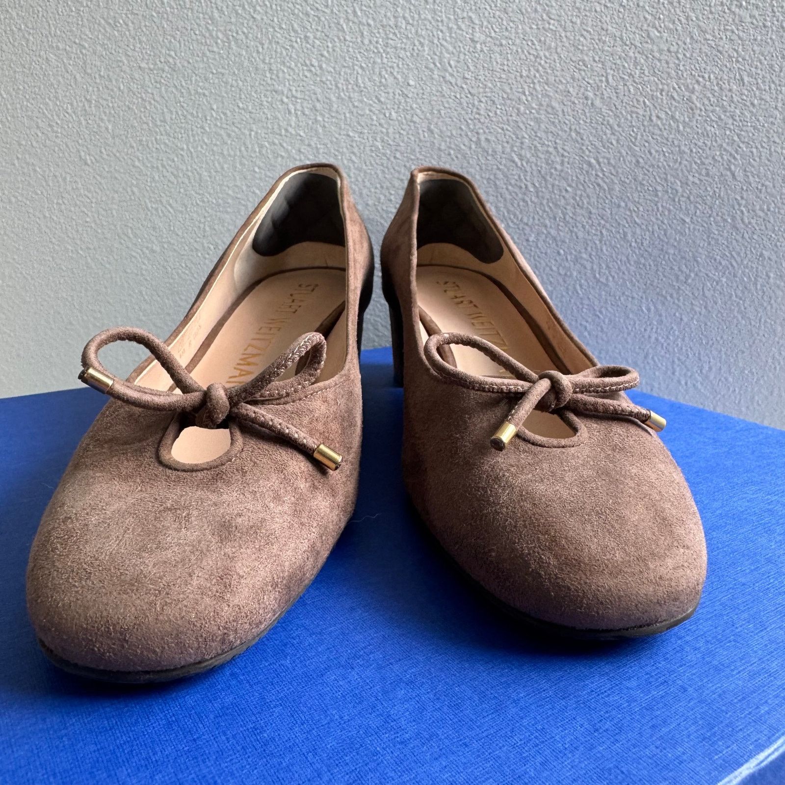 Stuart Weitzman Stuart Weitzman Gabby 45 Taupe Suede Almond Toe Bow Pumps Size US 6.5 / IT 36.5 - 6 Thumbnail