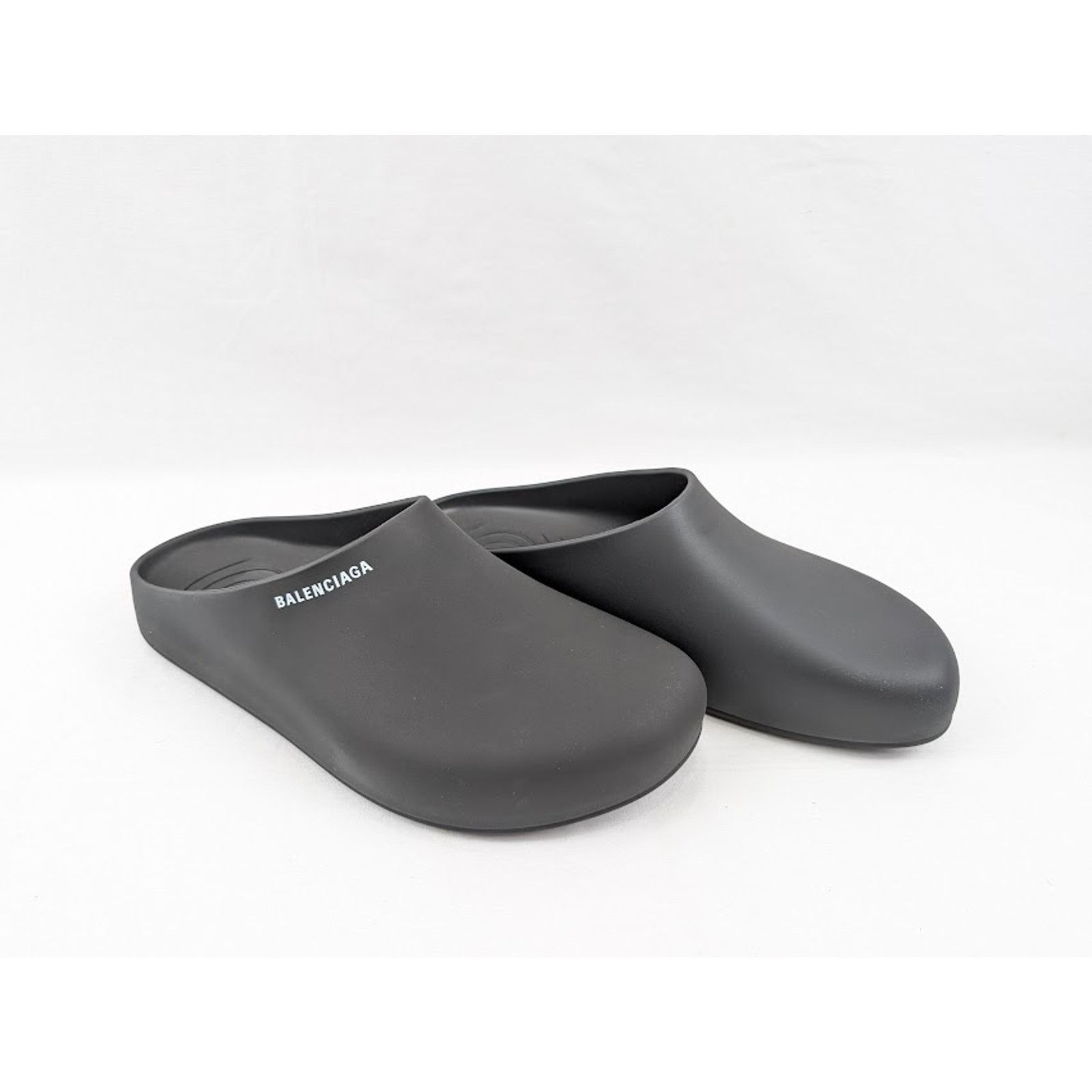 o1rshd1 Q:4 / Pool Closed Logo Slides in Black/White