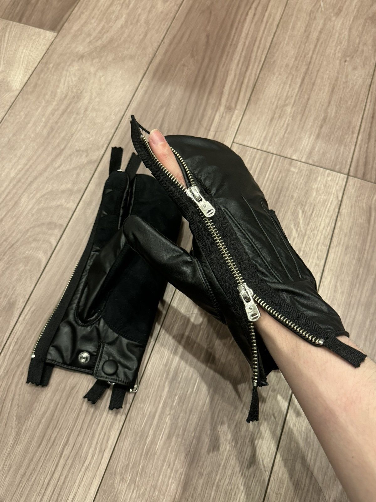 image of Takahiromiyashita The Soloist Takahiro Miyashita The Soloist Leather Zip Gloves in Black, Men's