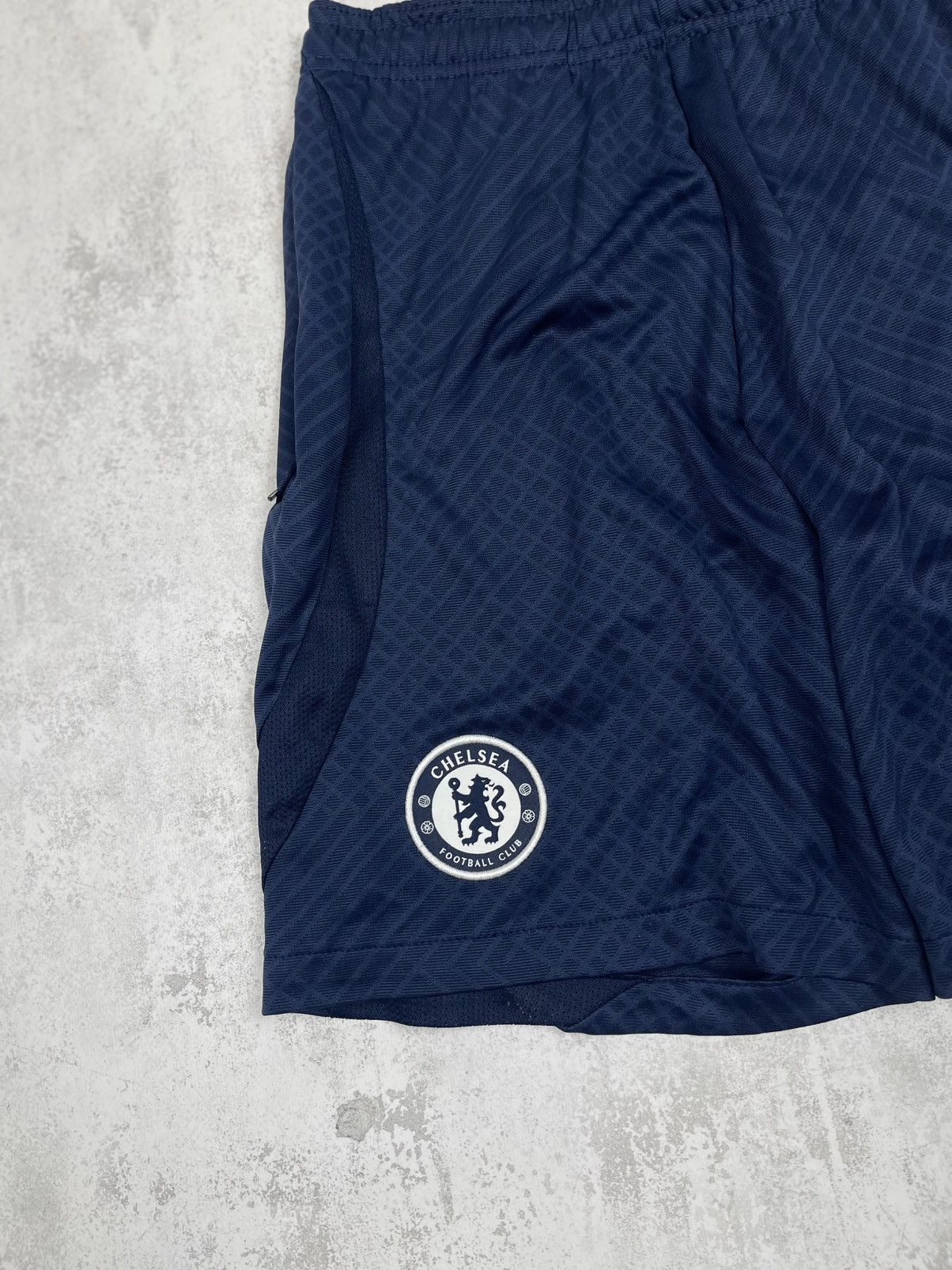 Nike Nike Chelsea FC 2022/23 Training Dri-FIT Zip Pocket Shorts Size US 31 - 2 Thumbnail
