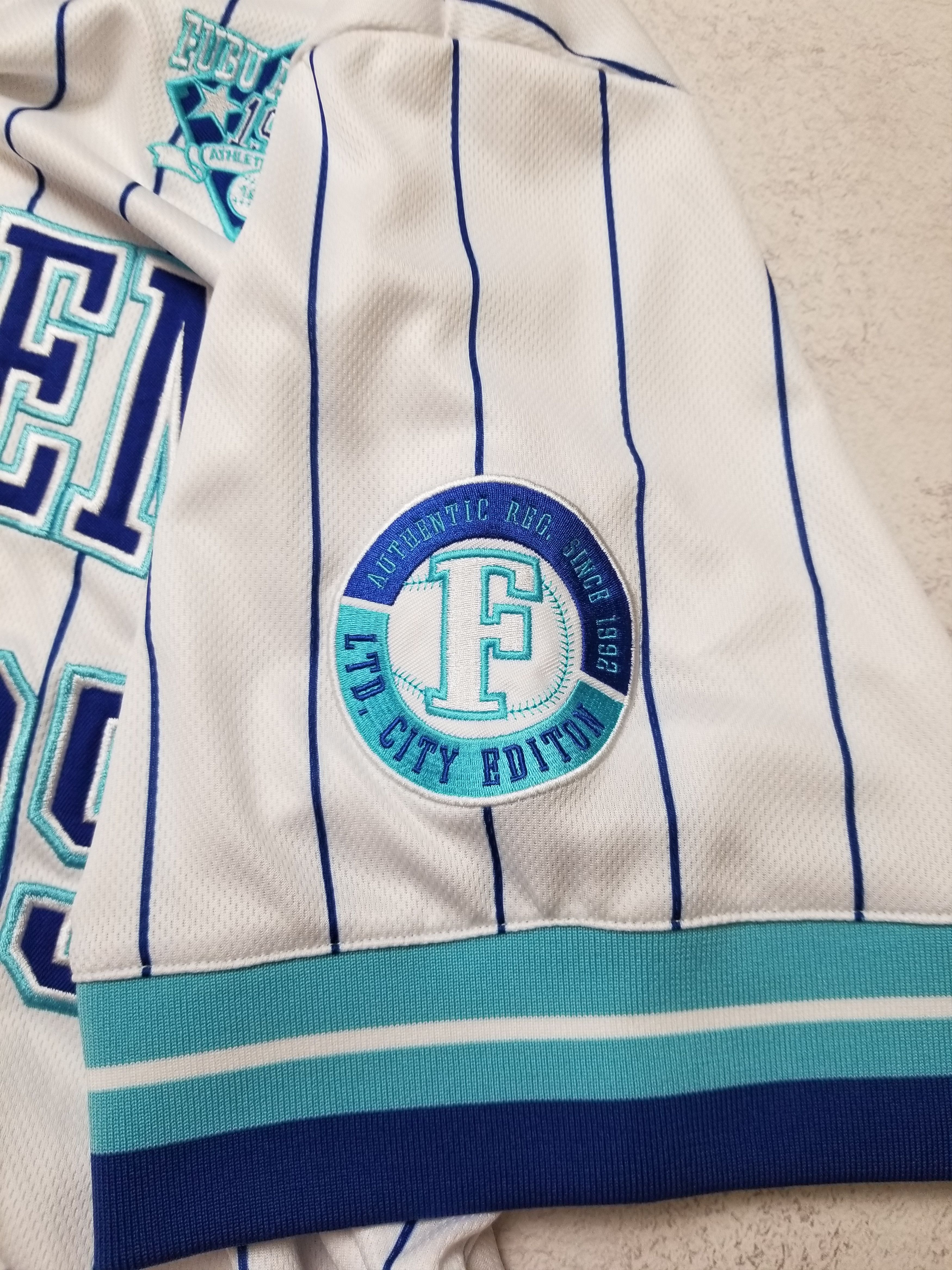 Fubu Vintage Fubu Harlem Y2K Rare White Pinstripe jersey Size US L / EU 52-54 / 3 - 4 Thumbnail