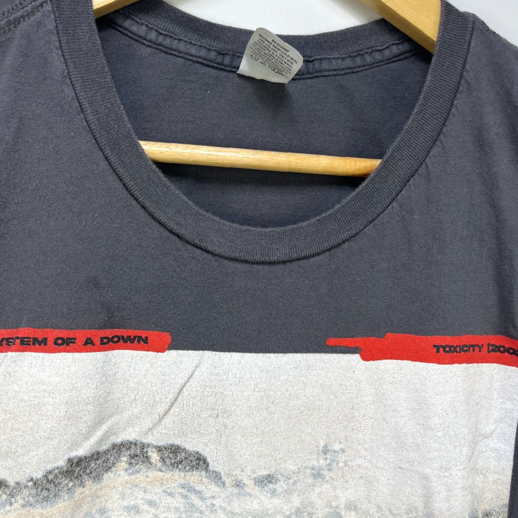 Vintage VINTAGE System of a Down Toxicity T Shirt Large Men Gray 90s Concert Merch Mens Size US L / EU 52-54 / 3 - 4 Thumbnail