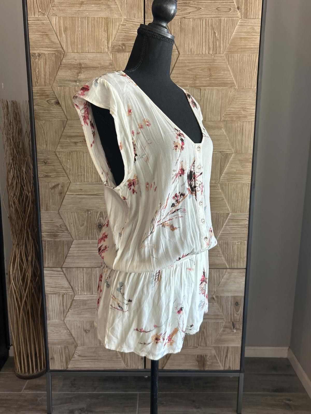 Designer Beach Bunny Niko Romper Size XL Cream Floral Button Front Size 40" / US 18 - 2 Thumbnail