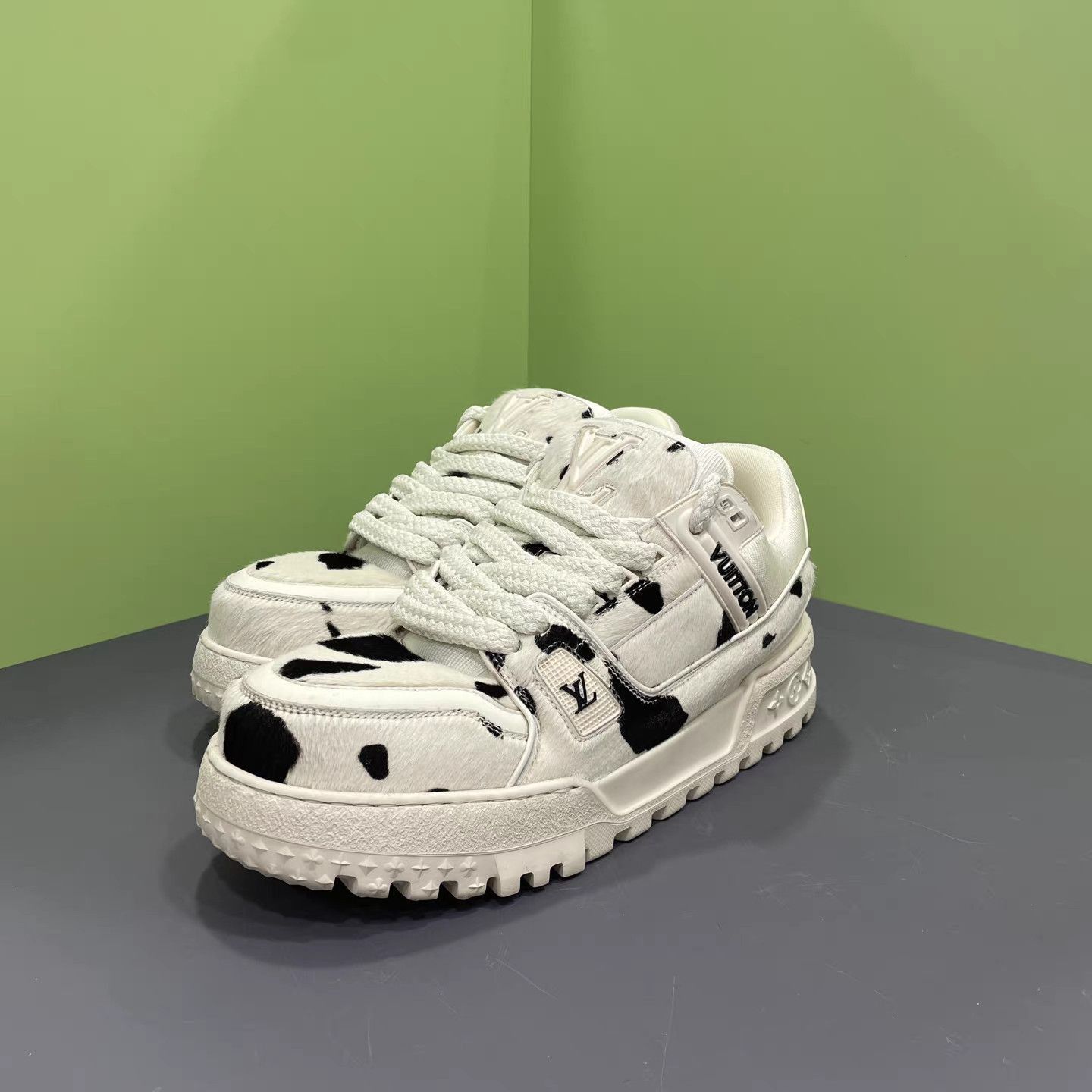 Louis Vuitton White Cow Print Low-Top Sneakers Size 8 Size US 8 / EU 41 - 1 Thumbnail