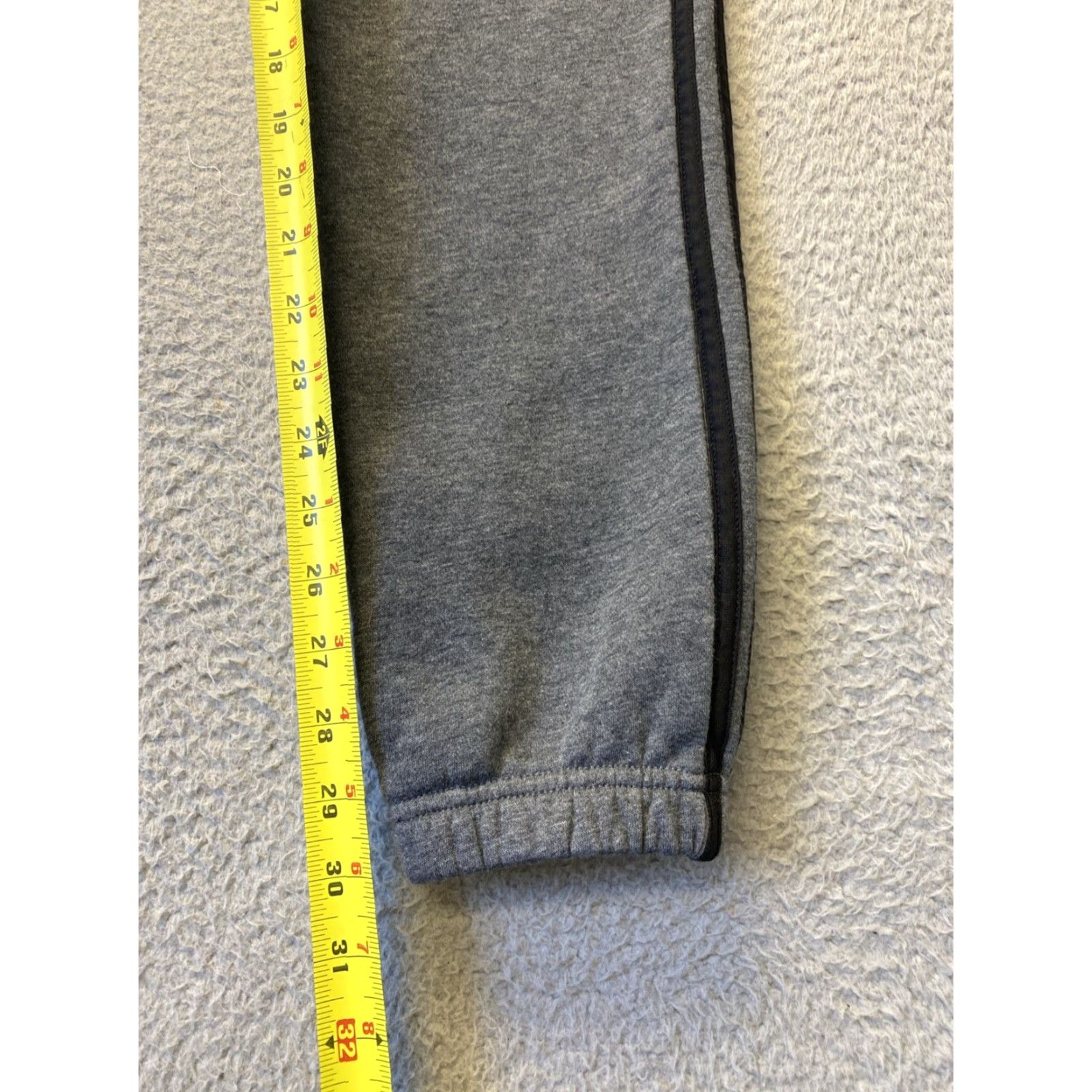 Adidas MENS ADIDAS FLEECE TAPERED CUFF JOGGER PANTS ACTIVEWEAR GRAY M 3 STRIPE Size US 31 - 4 Thumbnail