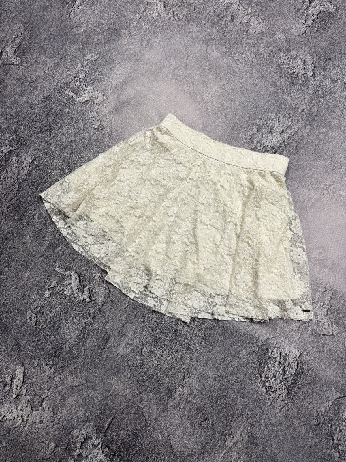 Hollister Hollister White Lace Mini Skirt — Pristine Condition Size 28" / US 6 / IT 42 - 1 Thumbnail