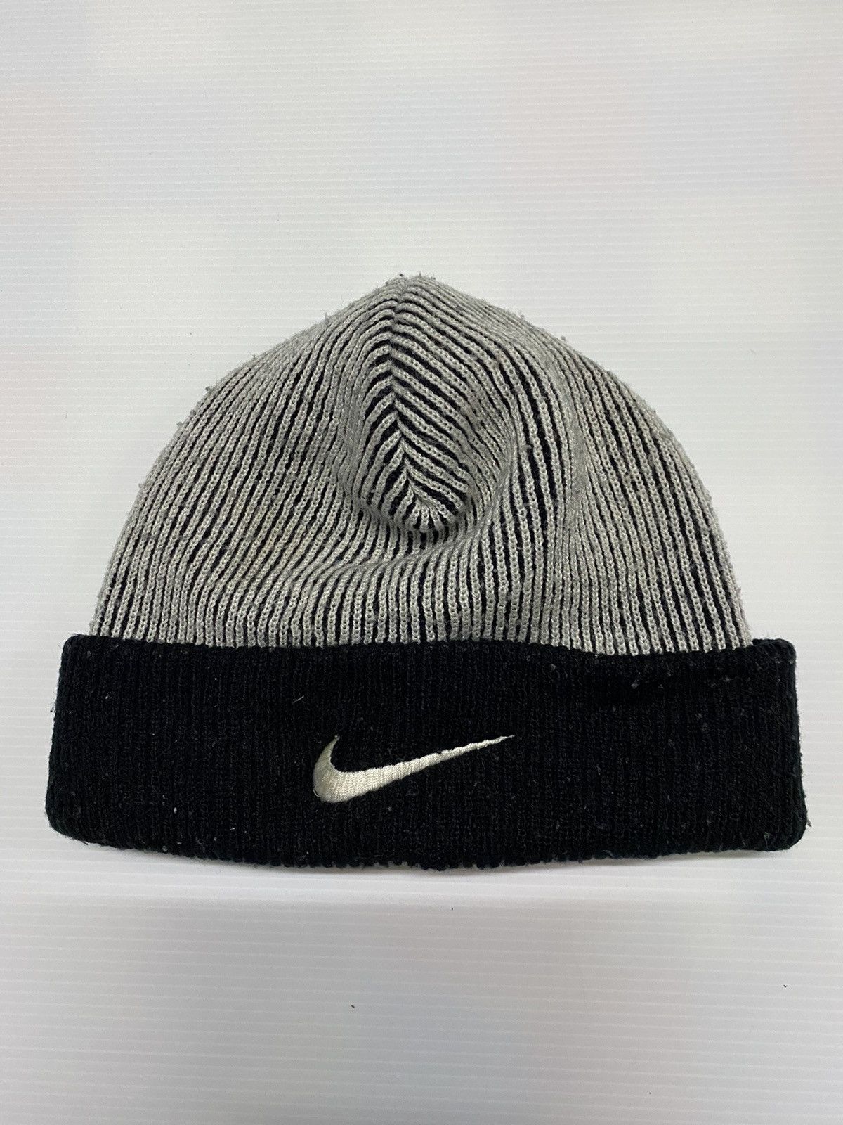 Nike Nike Small Logo Embroidery Beanie Hat Size ONE SIZE - 1 Thumbnail