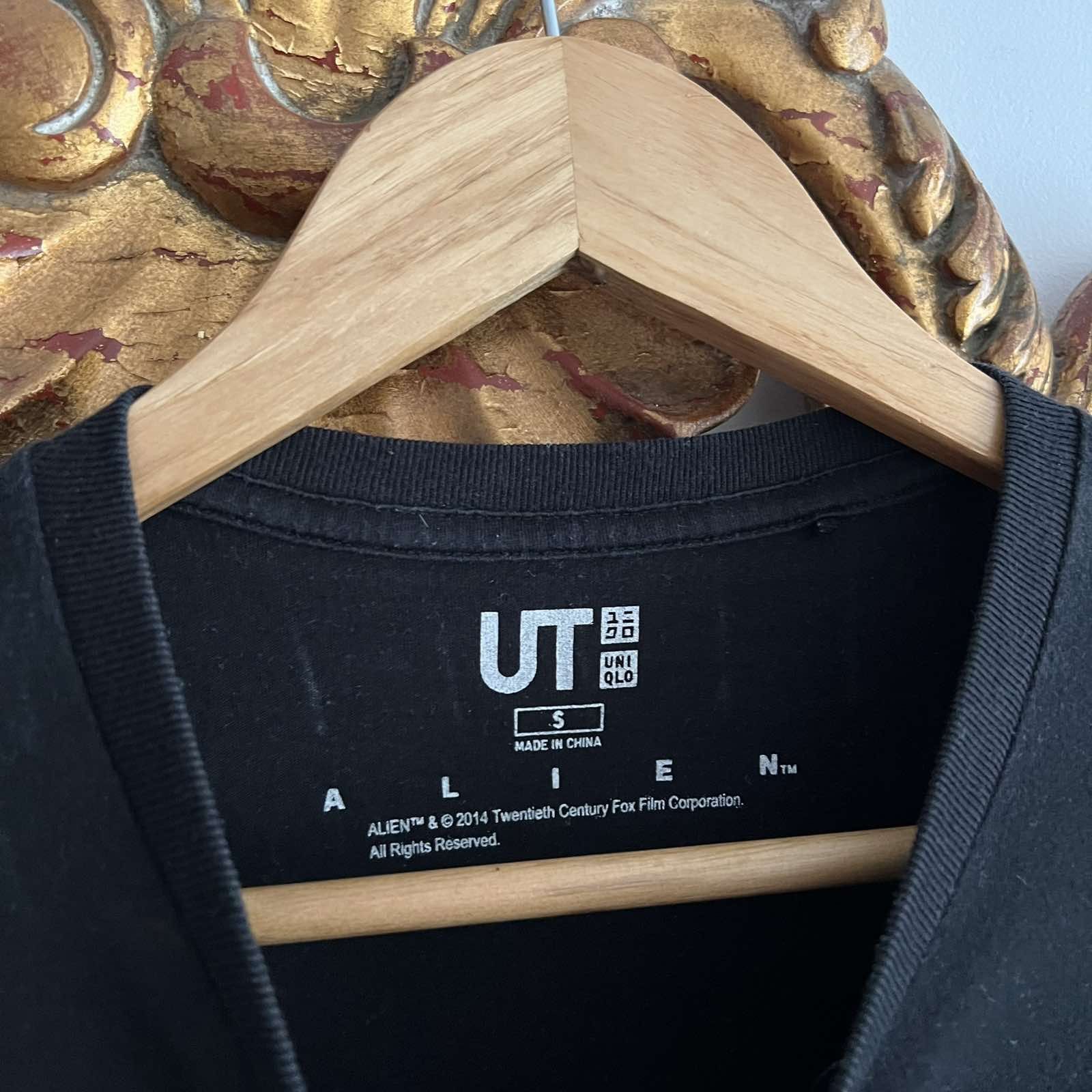 Uniqlo Rare design Alien uniqlo Tee Sz S Size US S / EU 44-46 / 1 - 4 Thumbnail