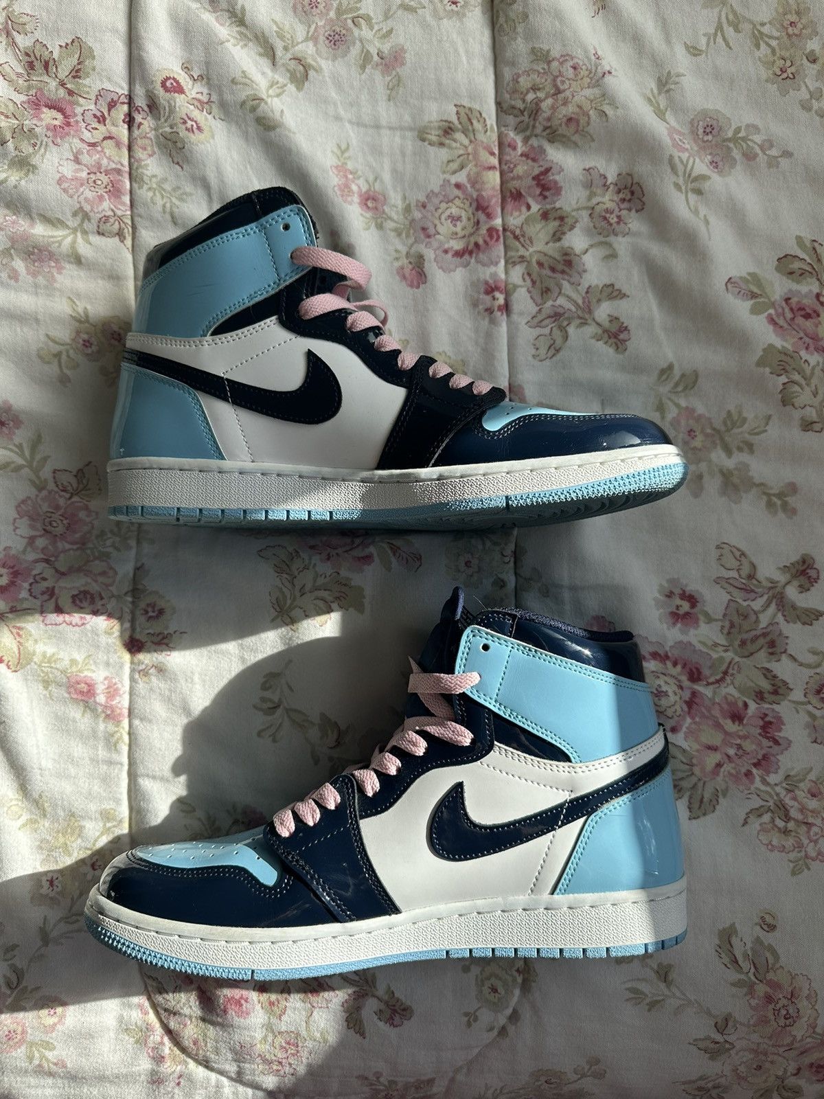 Jordan Brand × Nike Jordan 1 Retro High: UNC Patent Size US 9 / IT 39 - 2 Thumbnail