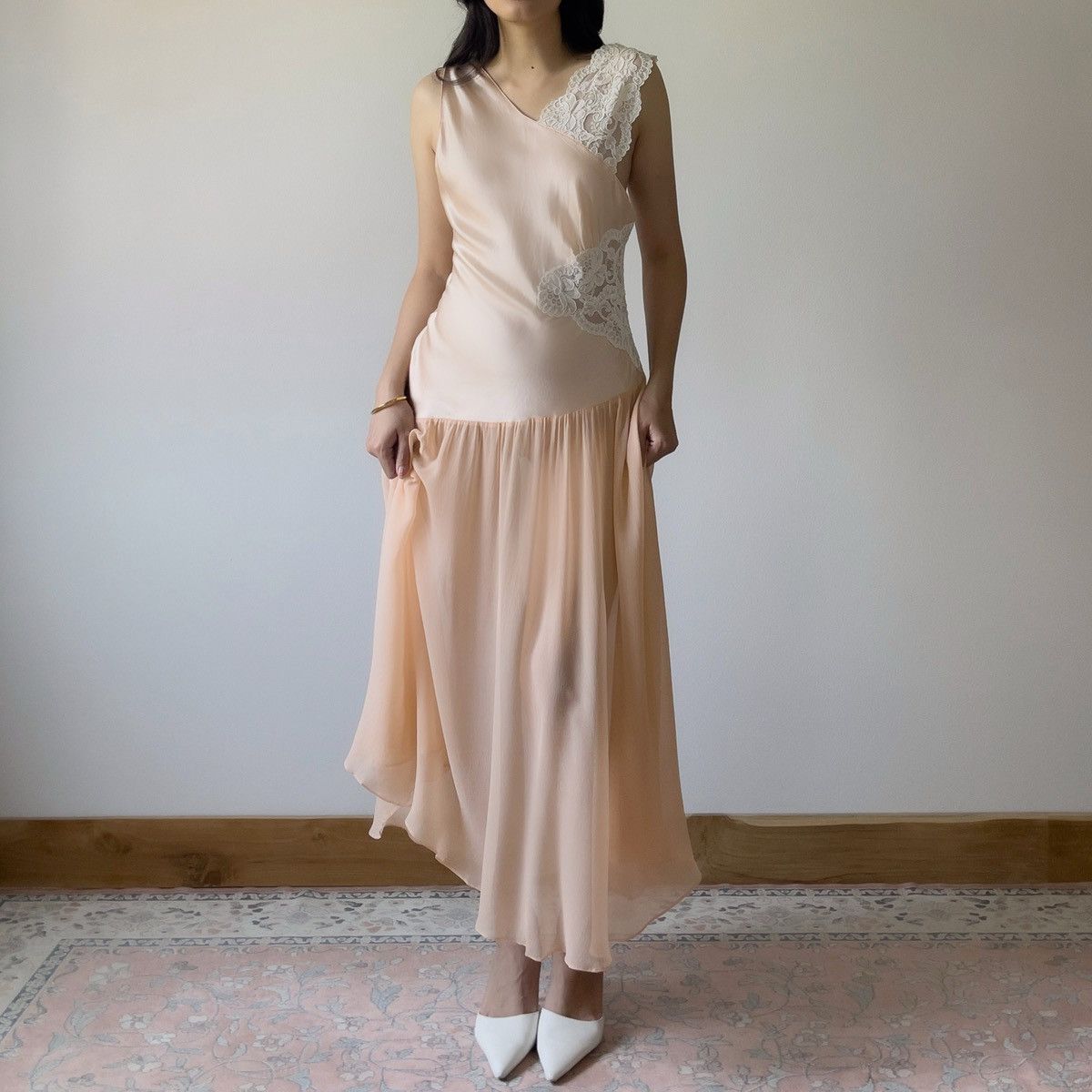Victoria's Secret Victoria’s Secret 1990s Peach Silk & Lace Slip Gown (S–M) Size M / US 6-8 / IT 42-44 - 4 Thumbnail