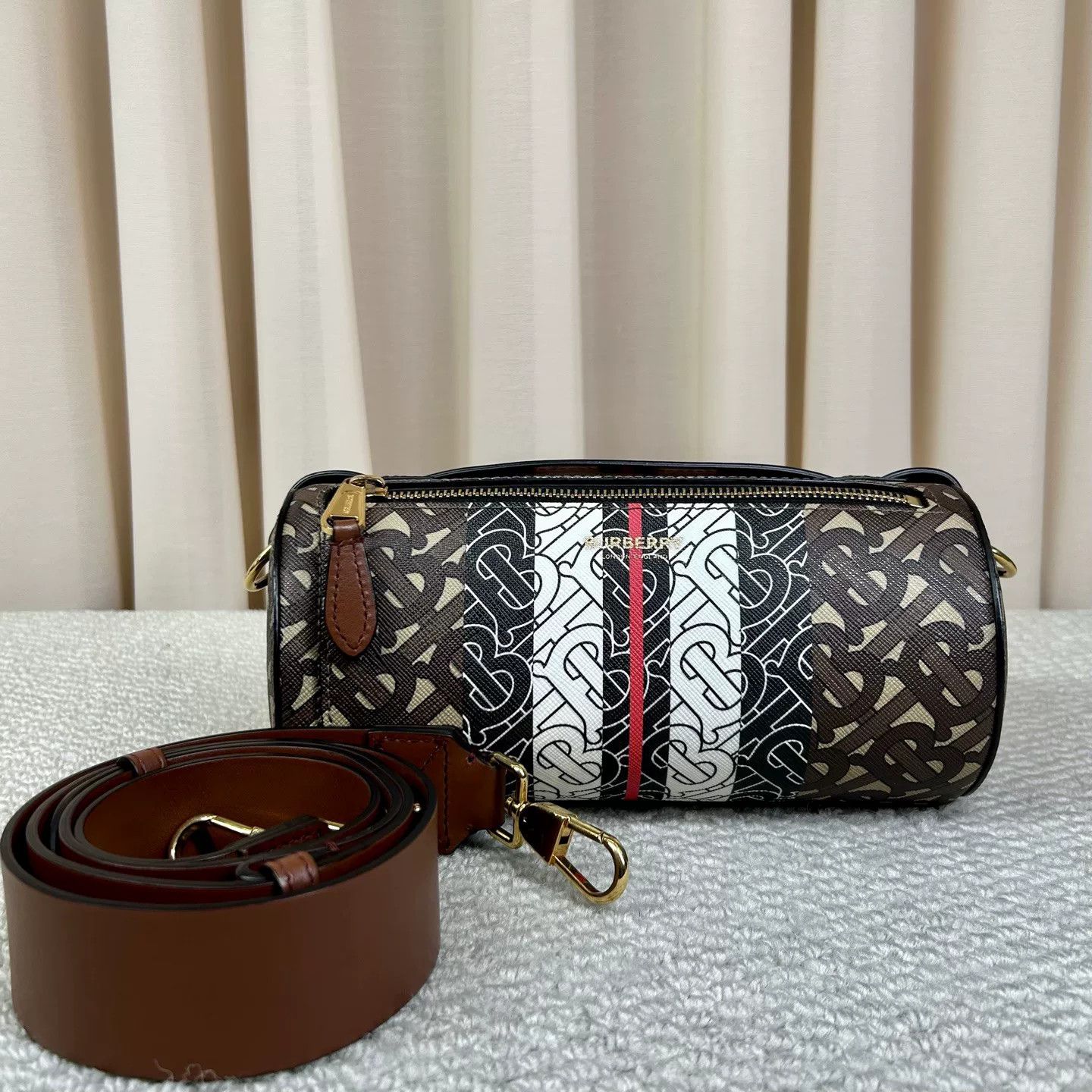 Burberry Pre-loved Bag Very good condition Size ONE SIZE - 1 Thumbnail