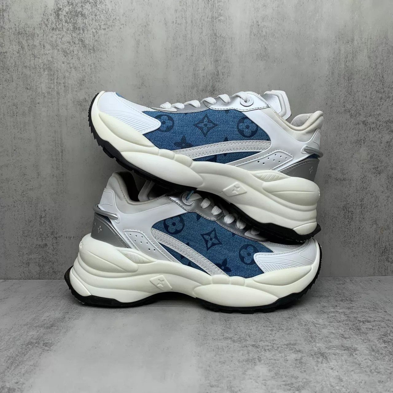 Louis Vuitton Lv Run 55 Denim Monogram Sneaker 35.5 (98 New) Size US 5 / IT 35 - 2 Thumbnail