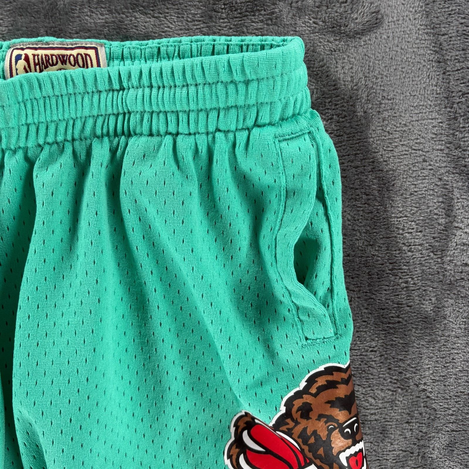 Mitchell & Ness Mitchell & Ness Vancouver Grizzlies Shorts Women S Vintage N Size 26" / US 2 / IT 38 - 4 Thumbnail
