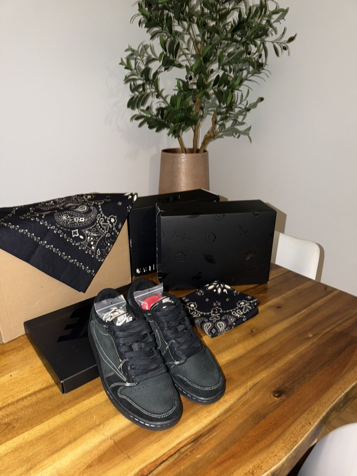 Nike × Travis Scott Jordan 1 Retro Low OG SP x Travis Scott "Black Phantom" Size US 7 / EU 40 - 4 Thumbnail
