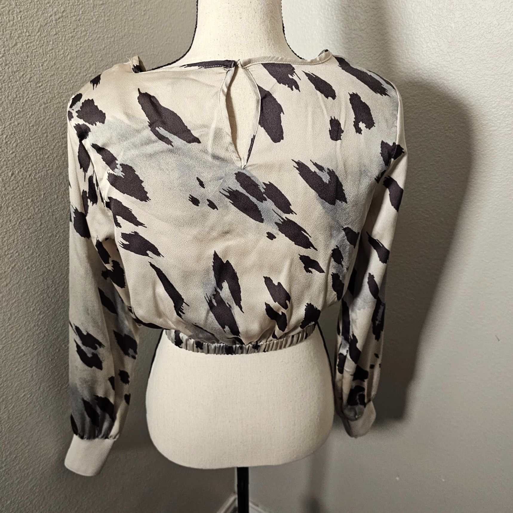 Express Express Women's Size XS Strong Shoulder Cropped Cheetah Print Top Blouse Size M / US 6-8 / IT 42-44 - 3 Thumbnail
